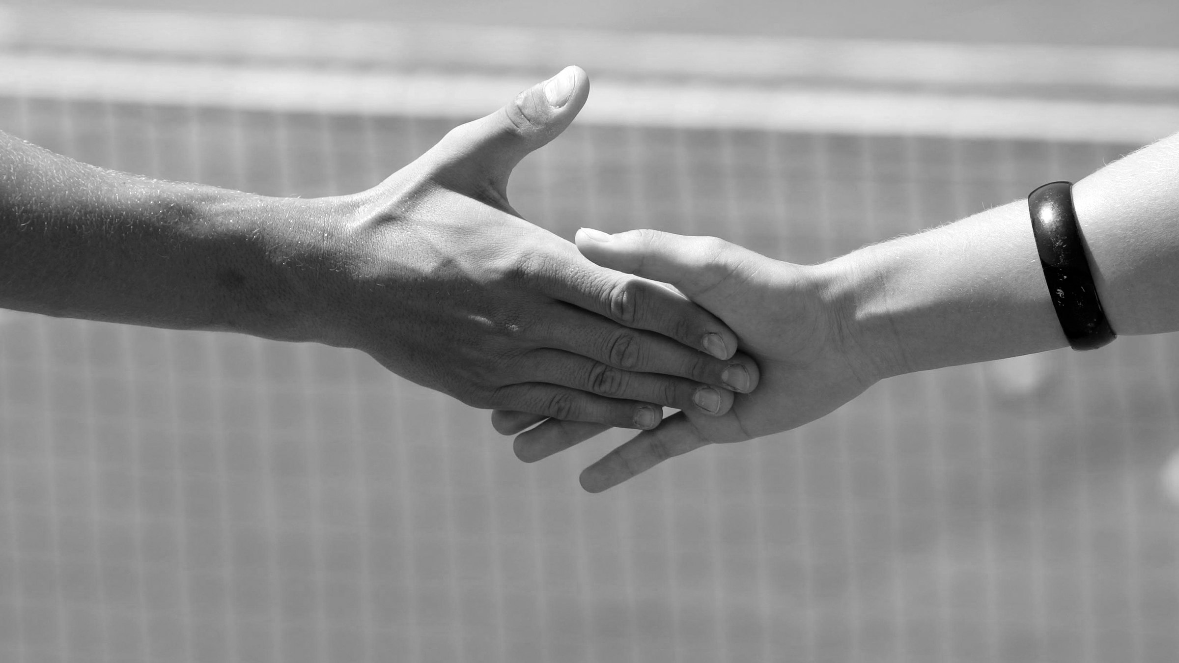 Handschlag zwischen zwei Tennisspielerin; Foto: BASPO / Ulrich Känzig