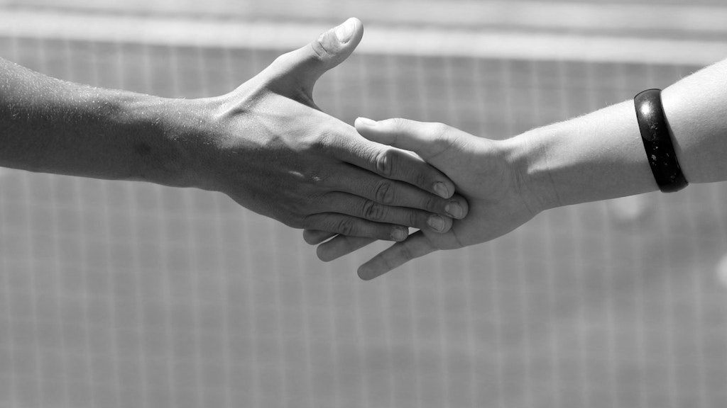 Handschlag zwischen zwei Tennisspielerin; Foto: BASPO / Ulrich Känzig
