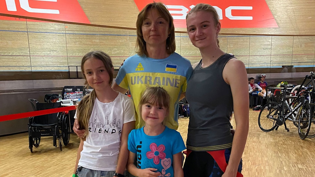 Ukrainer/innen in Magglingen Gruppe quer - Trainerin Valentina Matviichuk mit ihren zwei Kindern und Athletin Arina Korotejeva - Oktober 2022 im Tissot Velodrome