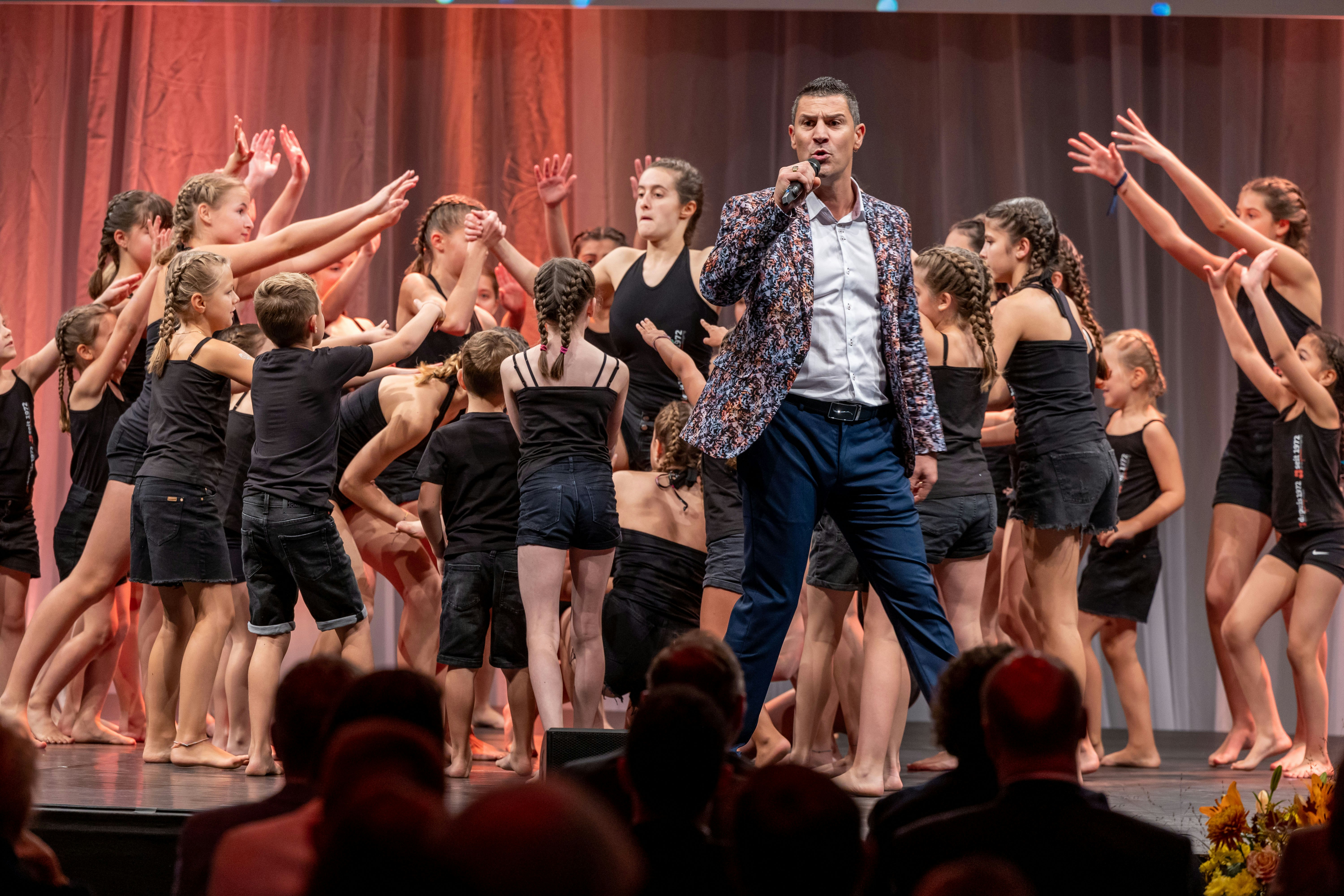 Alessandro Sabato, Komponist und Interpret des J+S-Jubiläumssongs "Go Go" präsentierte den Song mit jungen Tänzerinnen.
Foto: BASPO / Ueli Känzig