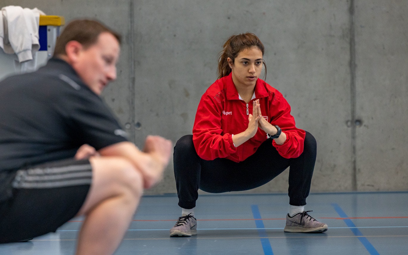 Im Rahmen eines Ausbildungsprogramms für Trainer/innen aus Afrika und der Karibik besuchen sechs Trainer/innen die EHSM. Die Trainerbildung Schweiz unterrichtet sie unter anderem im Bereich Kraft. Ziel von Michaël Duc, Athletiktrainer an der Clinique romande de réadaptation (CCR) und Charles Pralong der Trainerbildung Schweiz, ist es, zu zeigen, wie sie auch mit einfachen Mitteln viele Aspekte des Krafttrainings umsetzen können. 
Foto: BASPO / Ueli Känzig