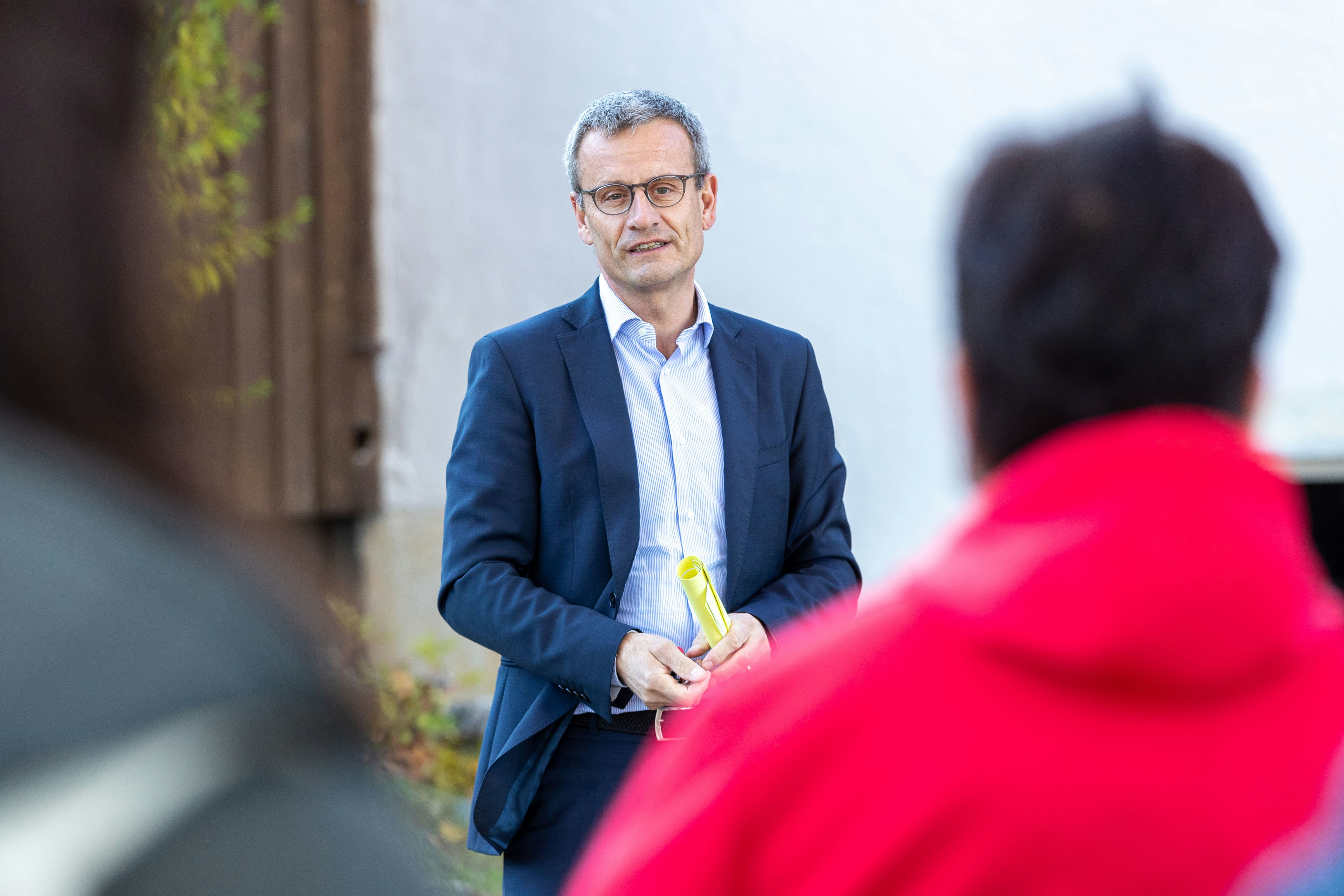 BASPO-Direktor Matthias Remund lud Angestellte und Athleten zur Feier der Schweizer Erfolge in Tokyo zu einem Apéro ein. Dabei übergab er Olympiasiegerin Nina Christen (Gewehr) den goldenen Batch des BASPO.Foto: BASPO / Ueli Känzig