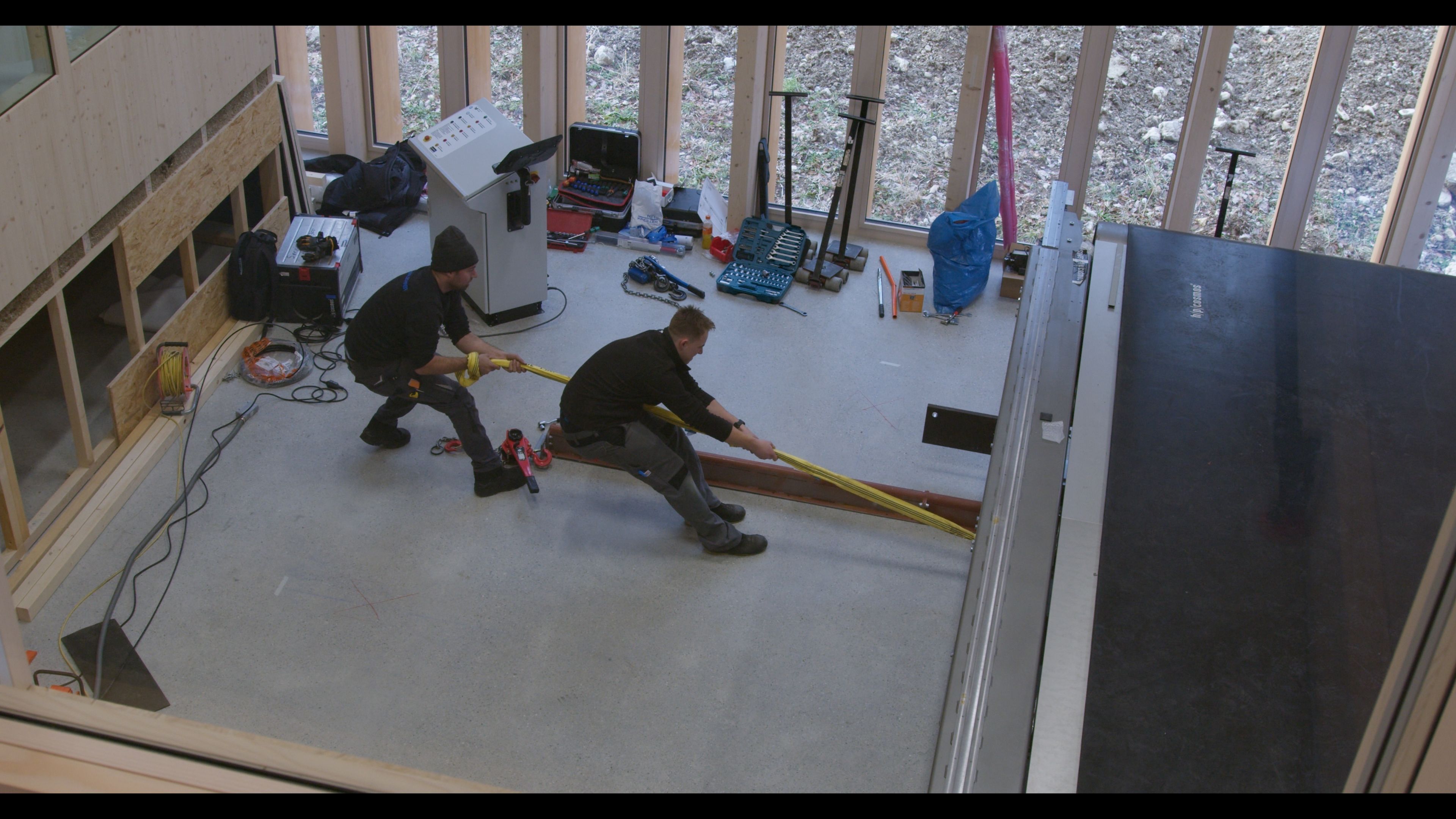 Lärchenplatz Magglingen, Lieferung und Einbau Laufband in der EHSM. Die Lieferung des Laufbands für die Ausdauertests des EHSM-Bereichs "Leistungssport" benötigte schwere Maschinen. Das eingebaute Laufband im Messlabor der EHSM füllt beinahe den gesamten Raum aus.