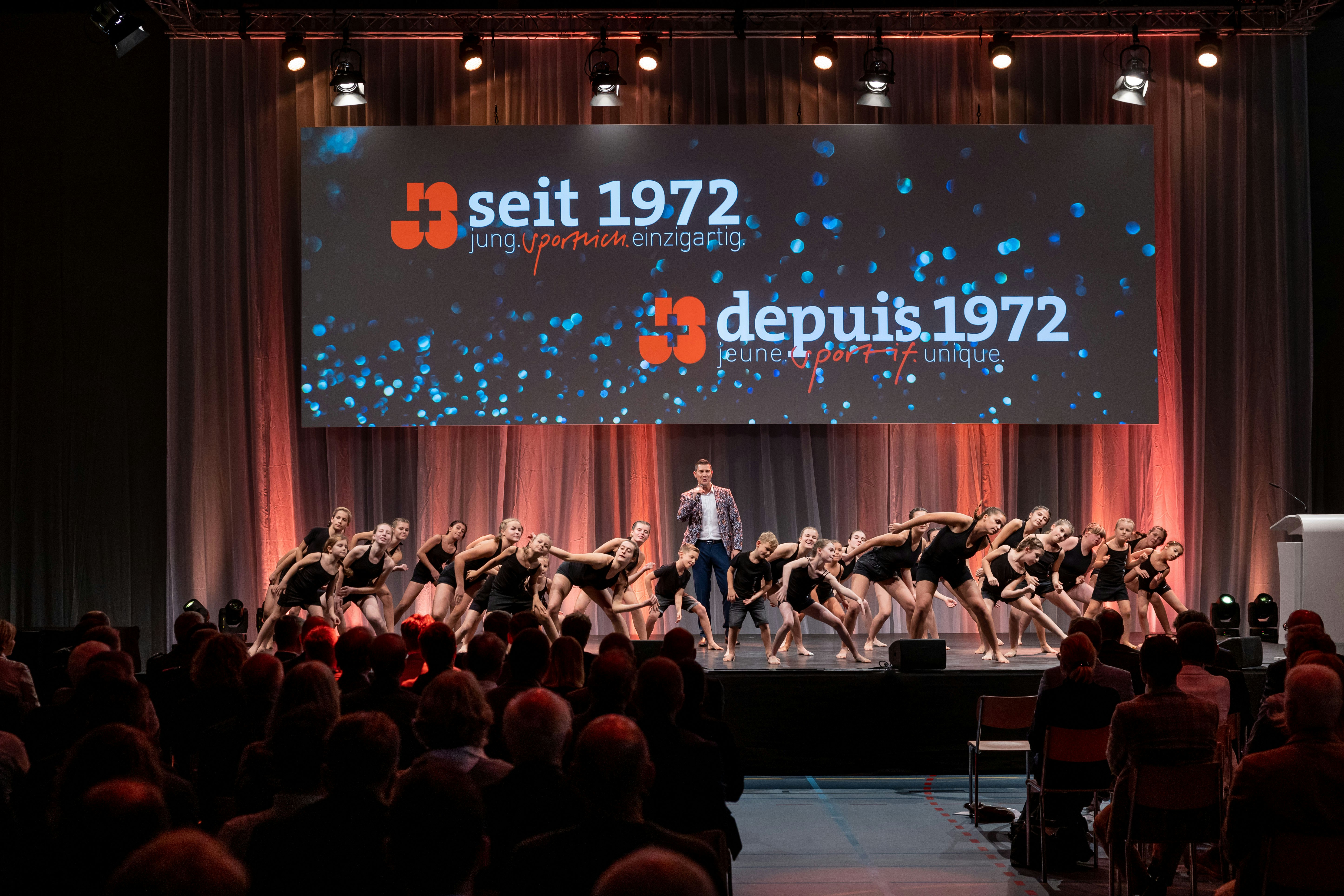 Alessandro Sabato, Komponist und Interpret des J+S-Jubiläumssongs "Go Go" präsentierte den Song mit jungen Tänzerinnen.
Foto: BASPO / Ueli Känzig