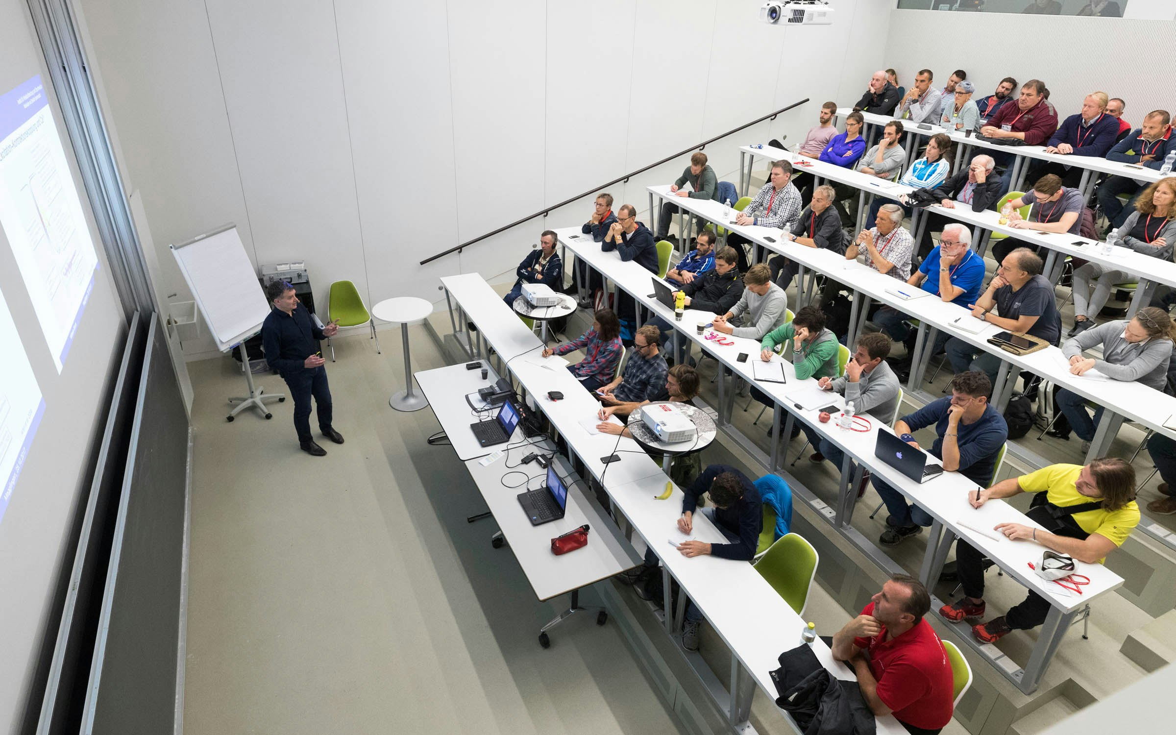 Trainerherbsttagung Magglingen 2017: Prof. Dr. Wilhelm Bloch, Deutsche Sporthochschule Köln, IAbteilung Molekulare und zelluläre Sportmedizin spricht zum Thema Ermüdung und Regeneration des Muskelsystems – physiologische Grundlagen. Hochschule Hauptgebäude Hörsaal 2 Plenum

Foto: BASPO / Daniel Käsermann