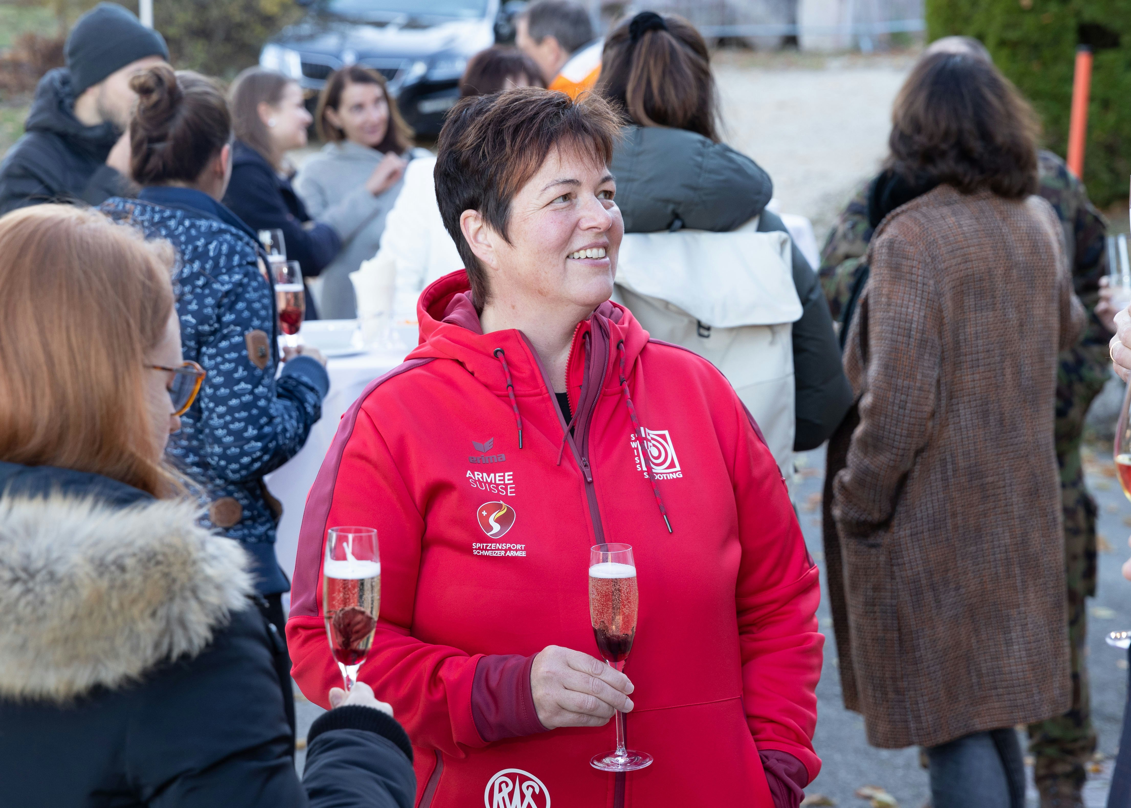BASPO-Direktor Matthias Remund lud Angestellte und Athleten zur Feier der Schweizer Erfolge in Tokyo zu einem Apéro ein. Dabei übergab er Olympiasiegerin Nina Christen (Gewehr) den goldenen Batch des BASPO.Foto: BASPO / Ueli Känzig