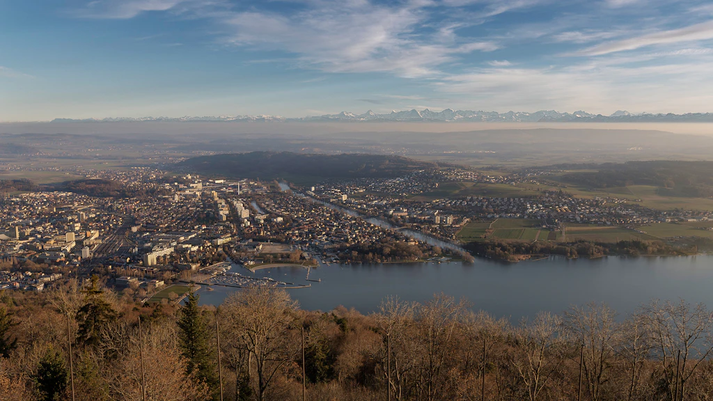 Abendstimmung über dem Mittelland. Die Sicht reicht über Biel, das Mittelland bis zu den Berner und Innerschweizer Alpen.Foto: BASPO / Ueli Känzig