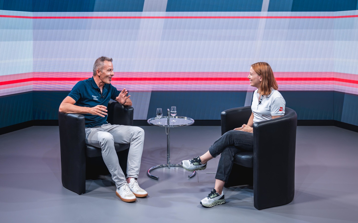 Beispiel für eine Einrichtung mit zwei Sprechern im studio21. Interview situation.
Mit Florence Pillet und Iwan Schuwey.
Foto: BASPO / Charlène Mamie