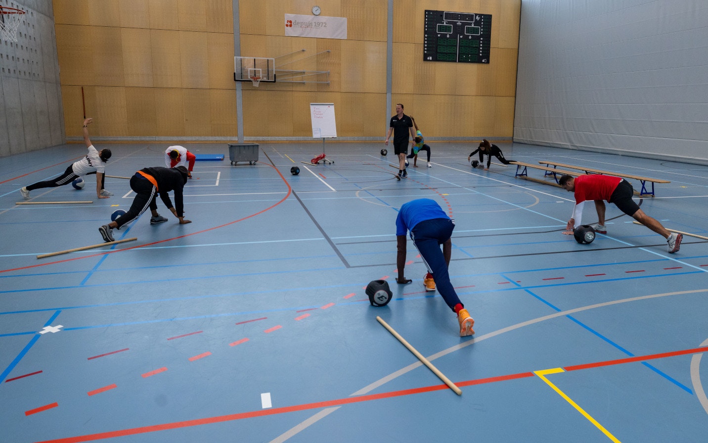 Im Rahmen eines Ausbildungsprogramms für Trainer/innen aus Afrika und der Karibik besuchen sechs Trainer/innen die EHSM. Die Trainerbildung Schweiz unterrichtet sie unter anderem im Bereich Kraft. Ziel von Michaël Duc, Athletiktrainer an der Clinique romande de réadaptation (CCR) und Charles Pralong der Trainerbildung Schweiz, ist es, zu zeigen, wie sie auch mit einfachen Mitteln viele Aspekte des Krafttrainings umsetzen können. Foto: BASPO / Ueli Känzig
