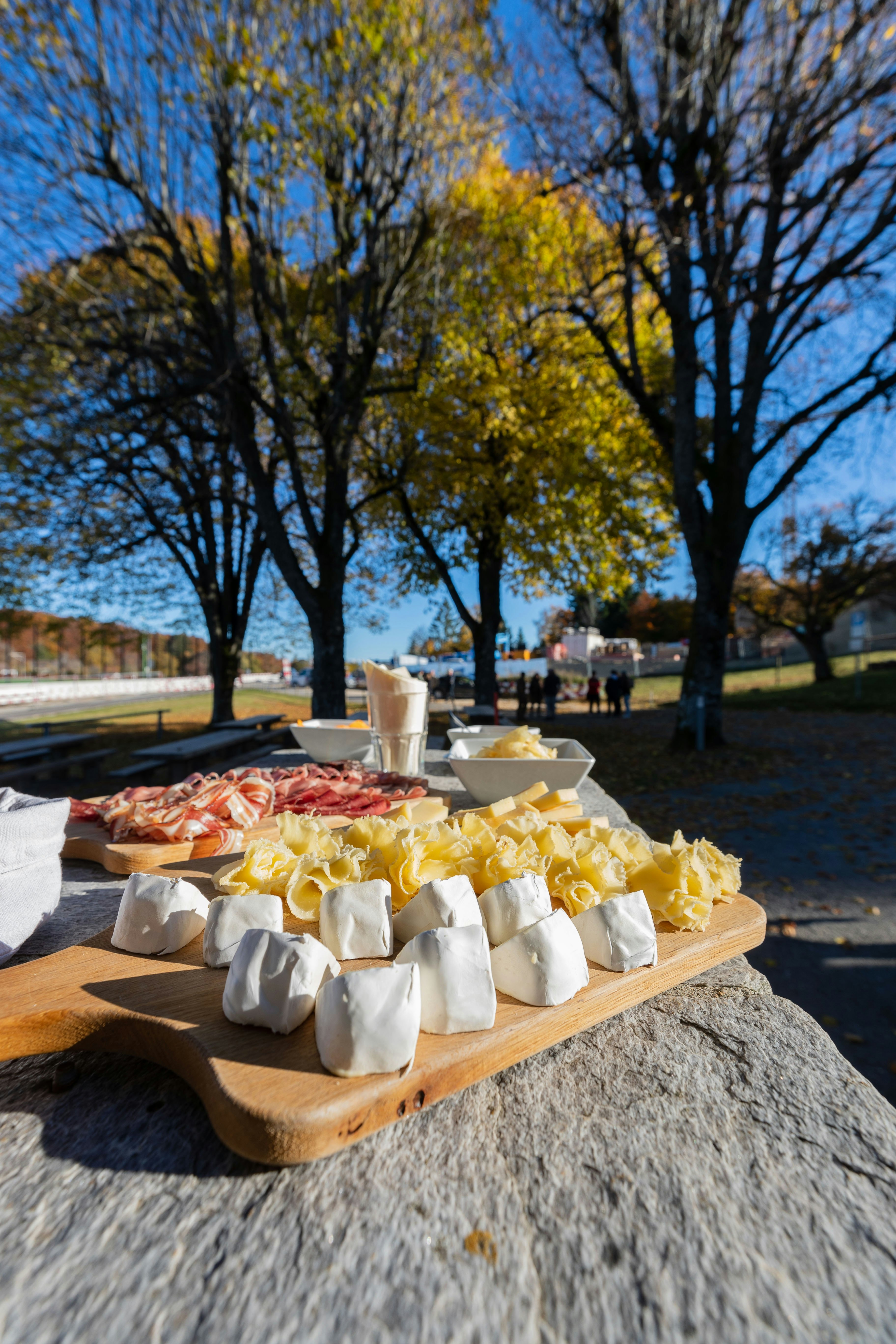 BASPO-Direktor Matthias Remund lud Angestellte und Athleten zur Feier der Schweizer Erfolge in Tokyo zu einem Apéro ein. Dabei übergab er Olympiasiegerin Nina Christen (Gewehr) den goldenen Batch des BASPO.Foto: BASPO / Ueli Känzig