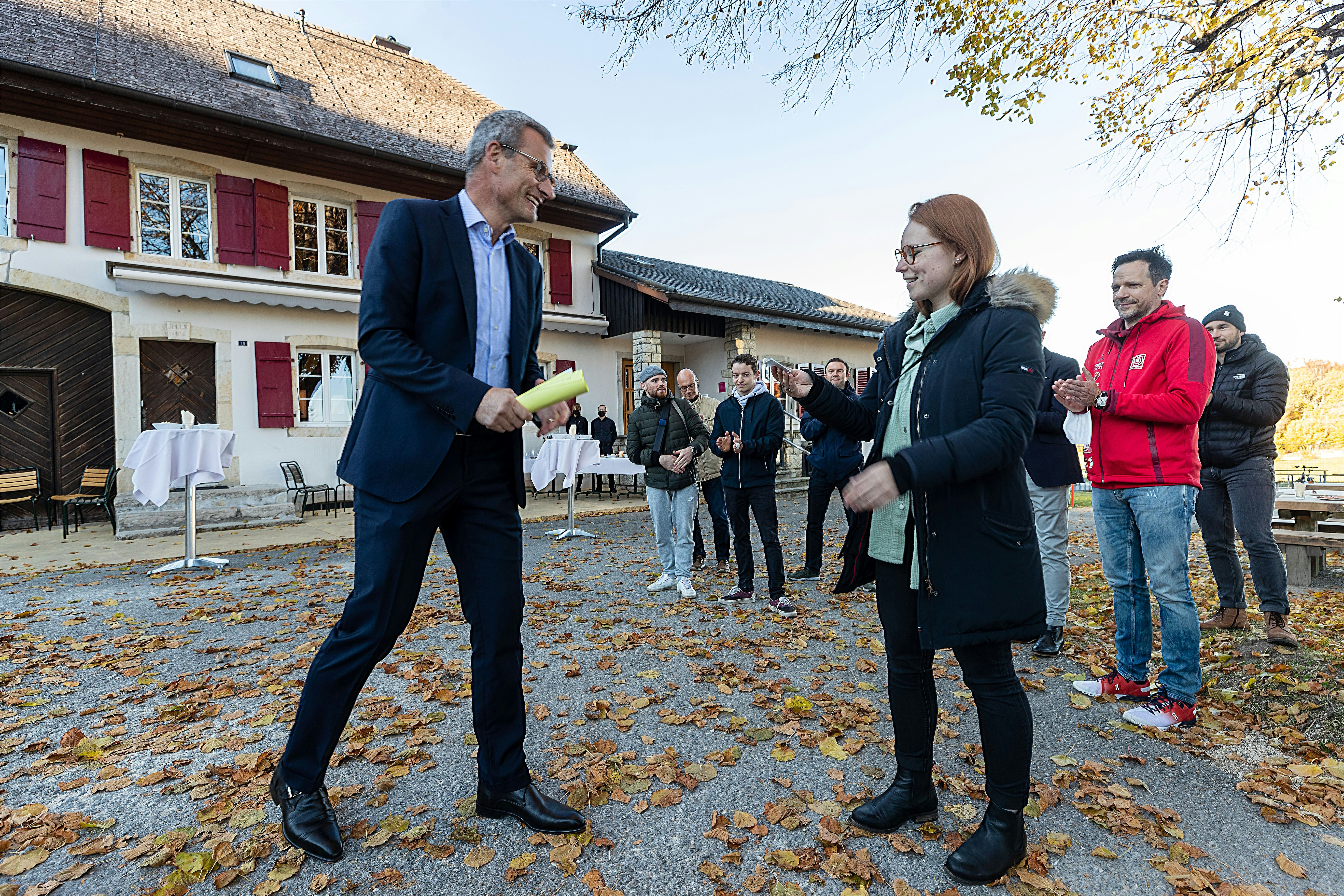 BASPO-Direktor Matthias Remund lud Angestellte und Athleten zur Feier der Schweizer Erfolge in Tokyo zu einem ApÃ©ro ein. Dabei Ã¼bergab er Olympiasiegerin Nina Christen (Gewehr) den goldenen Batch des BASPO.Foto: BASPO / Ueli KÃ¤nzig