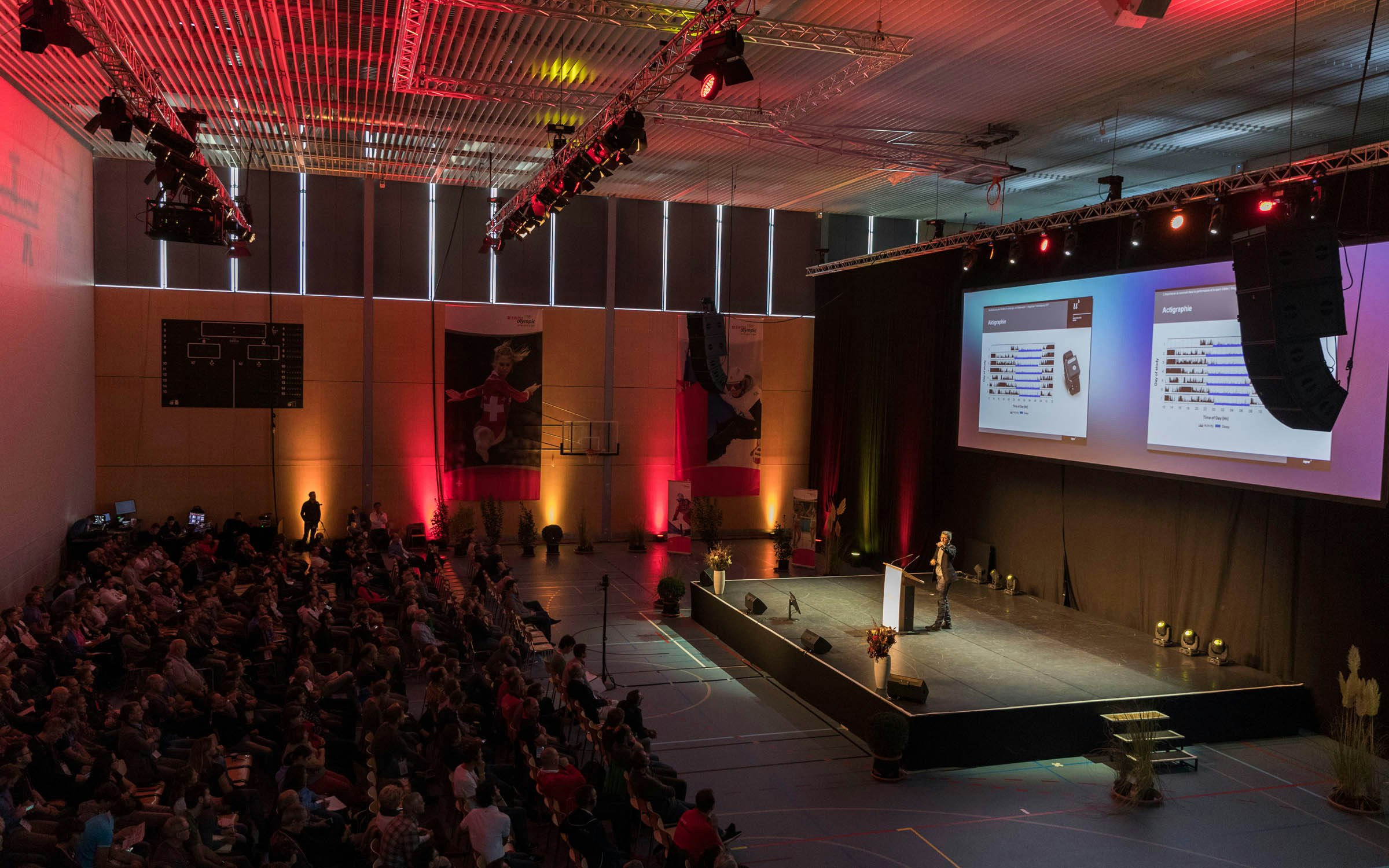 Trainerherbsttagung Magglingen 2017: Prof. Dr. Daniel Erlacher, Universität Bern, Institut für Sport und Sportwissenschaft, spricht zum Thema Bedeutung des Schlafes im Leistungs- und Spitzensport. Sporttoto Halle Übersicht mit Teilnehmenden.
Foto: BASPO / Daniel Käsermann