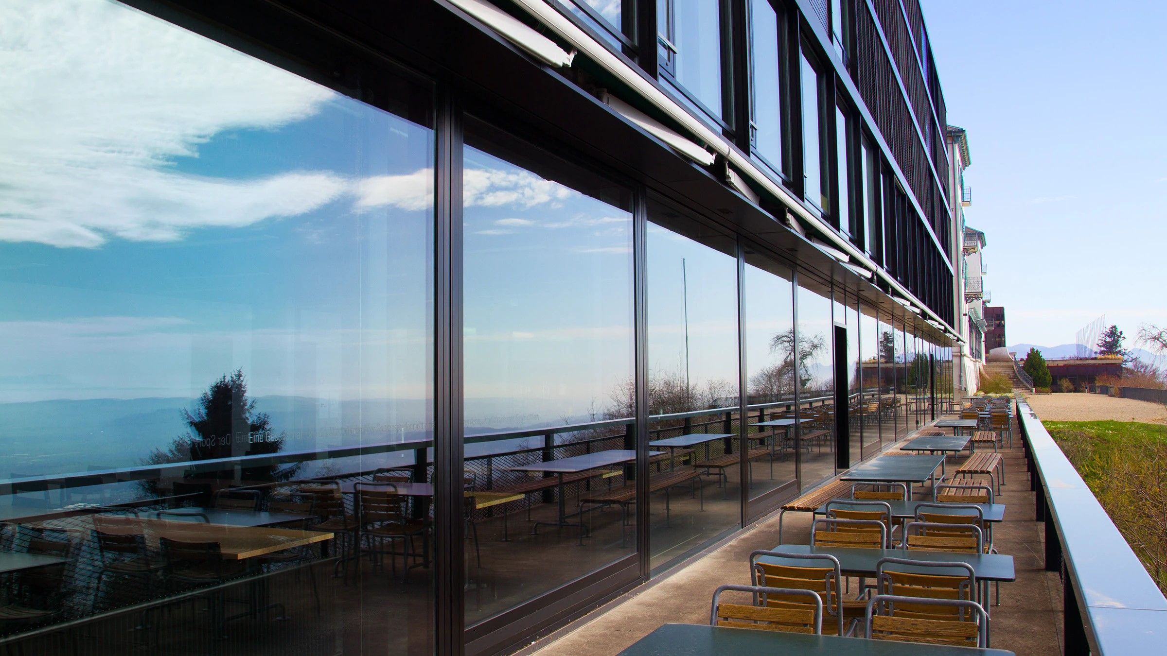 Die Aussicht des Restaurant Bellavista gespiegelt in dessen Fensterfront.