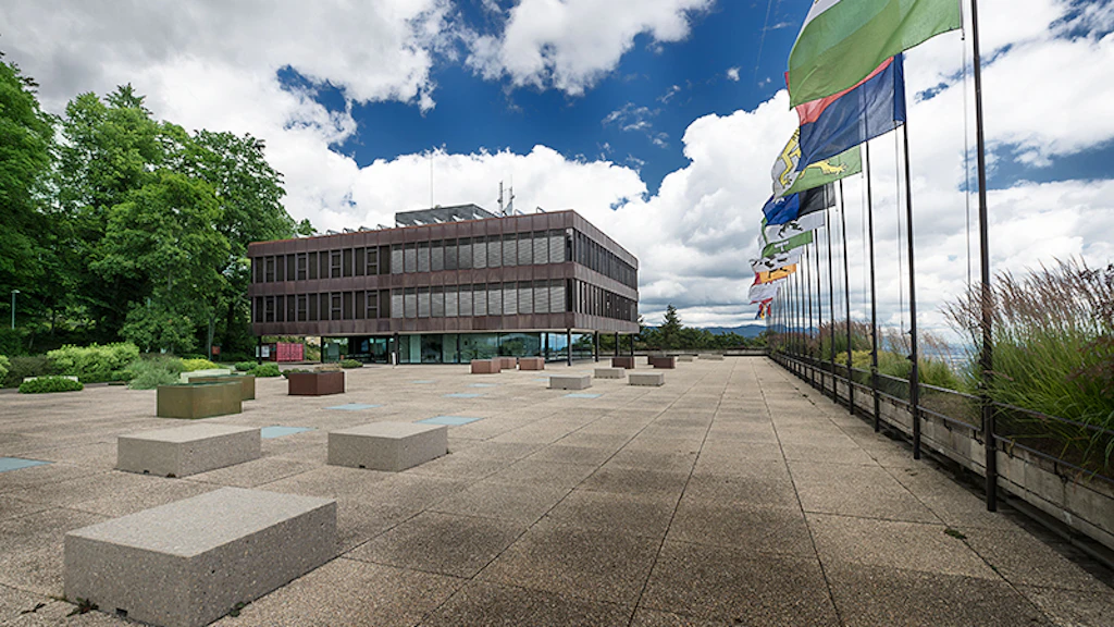 Hochschule Hauptgebäude (HHG) der Eidgenössischen Hochschule für Sport in Magglingen mit Beflaggung. 