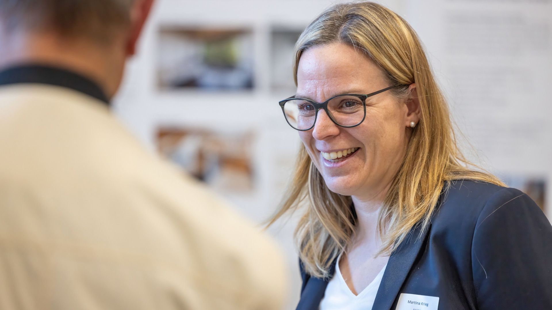 NSM-Chefin Martina Krieg am Infoforum des BASPO, der Gemeinde Leubringen/Magglingen und dem BBL für das geplante und angepasste Projekt Unterkunfts- und Ausbildungsgebäude.