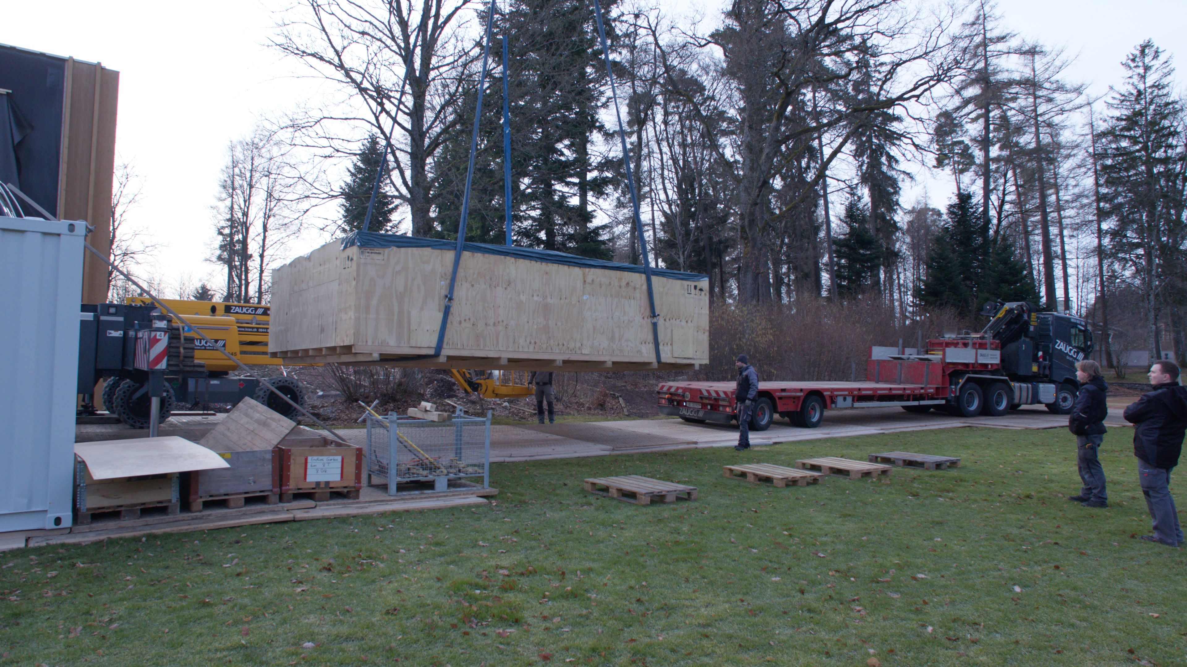 Lärchenplatz Magglingen, Lieferung und Einbau Laufband in der EHSM. Die Lieferung des Laufbands für die Ausdauertests des EHSM-Bereichs "Leistungssport" benötigte schwere Maschinen. Das eingebaute Laufband im Messlabor der EHSM füllt beinahe den gesamten Raum aus.