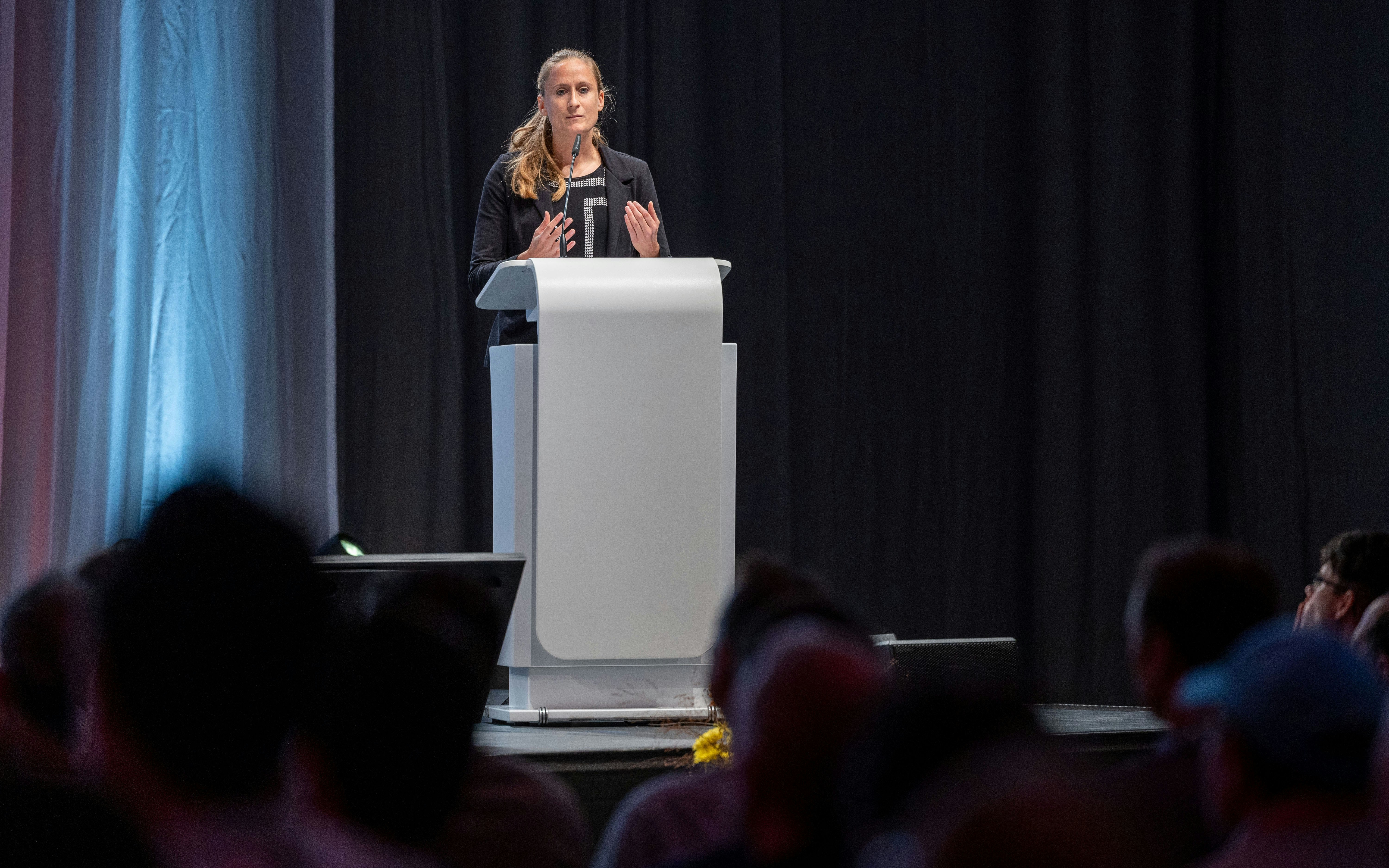 Dr. Angela Gebert, Sportlehrerin und -wissenschaftlerin, präsentiert die neusten Studien zur Bestandesaufnahme der Qualifizierungskonzepte im Sportunterricht der Berufsfachschulen.Foto: BASPO / Ueli Känzig