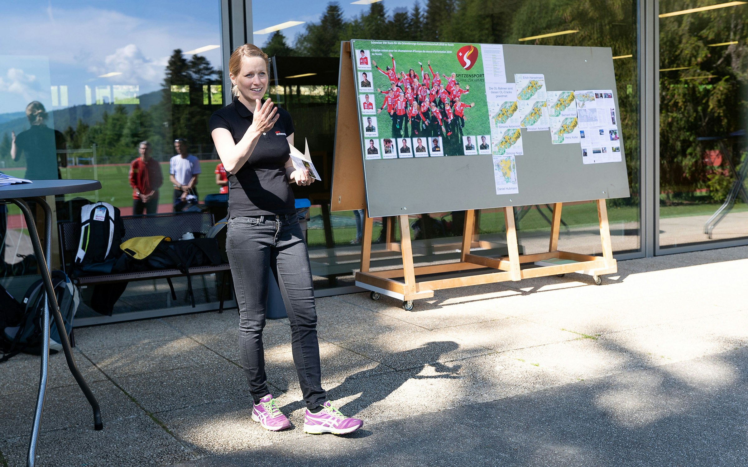 Eröffnung der permanenten OL-Anlage des BASPO in Magglingen. Ines Bodman,, J+S-Fachleiterin und Ideengeberin der Magglinger Anlage, erklärt Aufbau und Motivation der Anlagenbauer.  
Foto: BASPO / Ueli Känzig