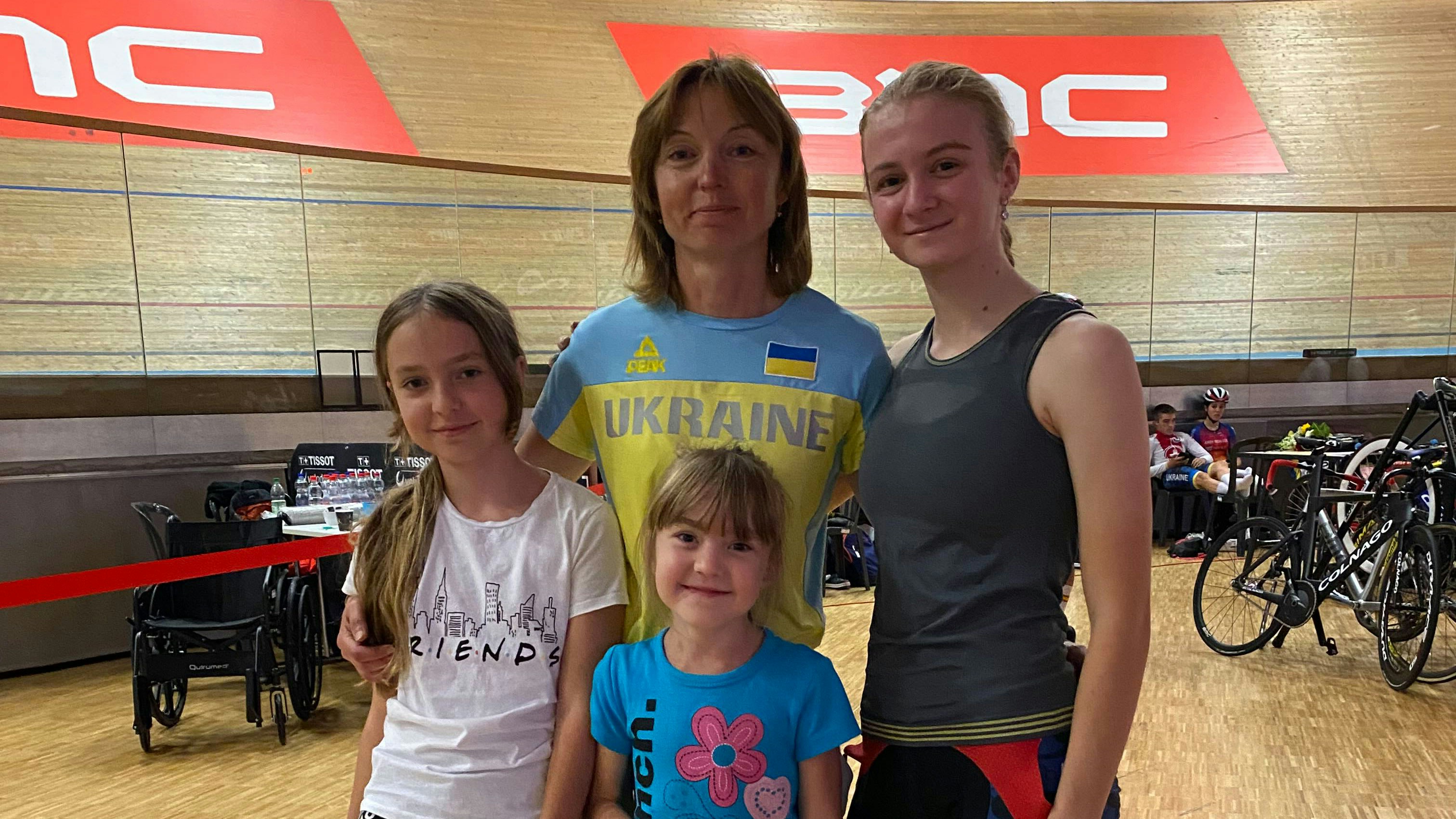 Ukrainer/innen in Magglingen Gruppe quer - Trainerin Valentina Matviichuk mit ihren zwei Kindern und Athletin Arina Korotejeva - Oktober 2022 im Tissot Velodrome