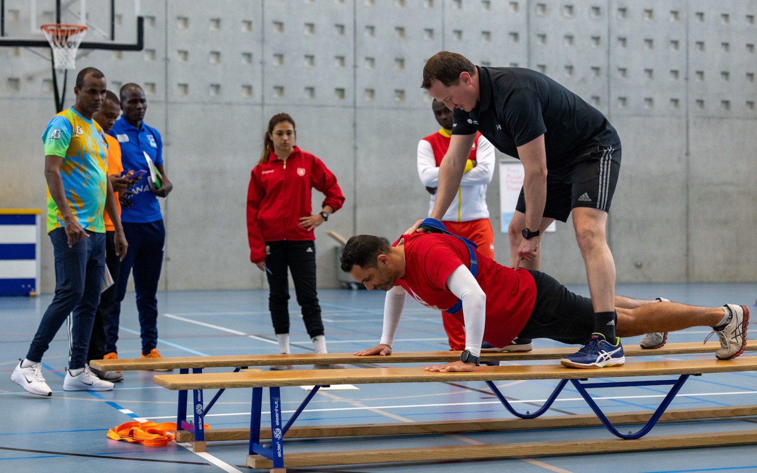 Im Rahmen eines Ausbildungsprogramms für Trainer/innen aus Afrika und der Karibik besuchen sechs Trainer/innen die EHSM. Die Trainerbildung Schweiz unterrichtet sie unter anderem im Bereich Kraft. Ziel von Michaël Duc, Athletiktrainer an der Clinique romande de réadaptation (CCR) und Charles Pralong der Trainerbildung Schweiz, ist es, zu zeigen, wie sie auch mit einfachen Mitteln viele Aspekte des Krafttrainings umsetzen können. Foto: BASPO / Ueli Känzig