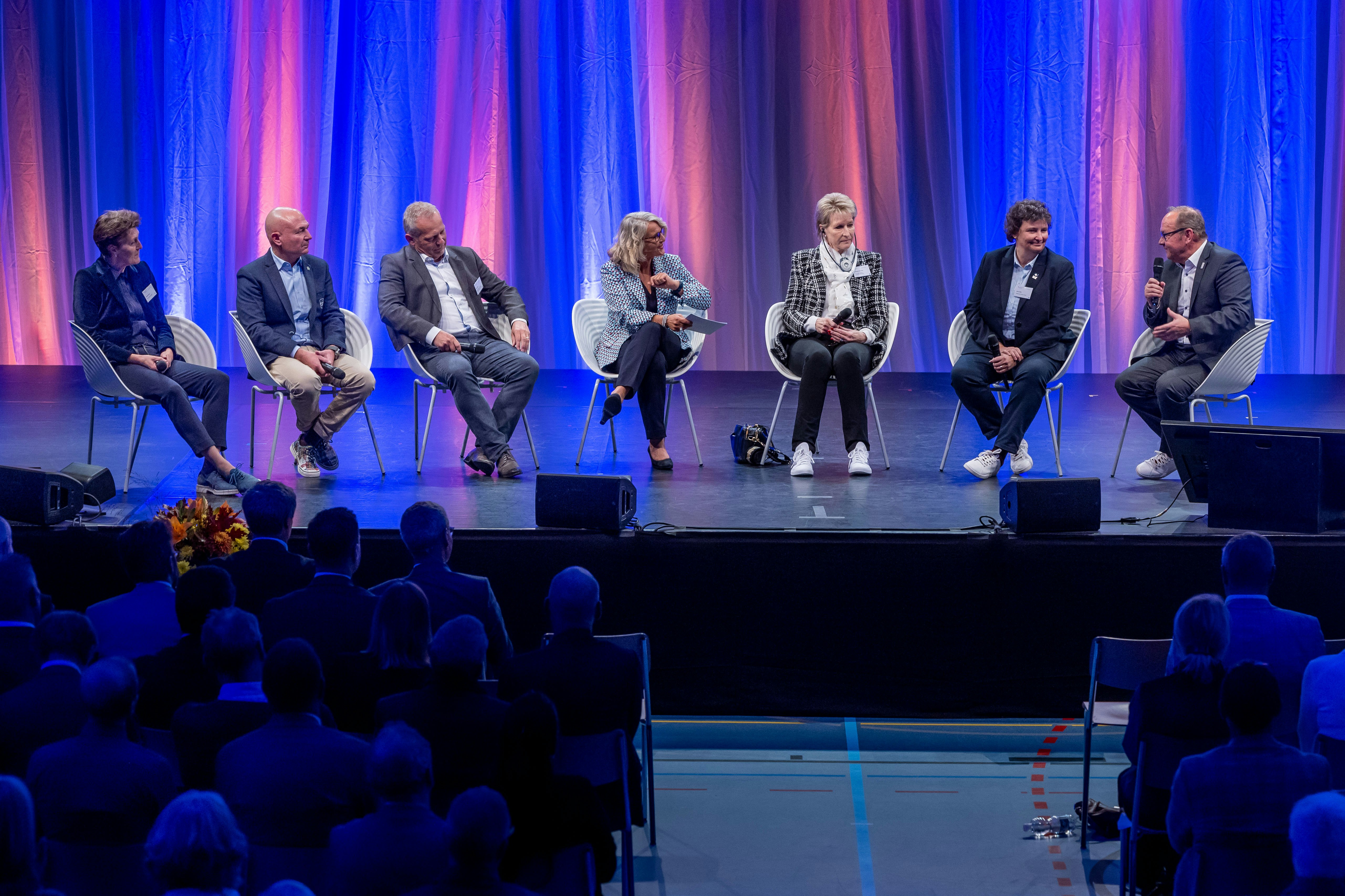 Podiumsdiskussion zu den Lehren aus der Coronazeit für den Schweizer Sport (von links: Sandra Felix, Stv. Direktorin BASPO; Denis Vaucher CEO National LEague AG; René Will, Geschäftsführer PluSport Schweiz; Sonja Hasler, Josette Bruchez, Co-organisatrice Lausanne-Marathon, Nora Willi, Präsidentin Swiss Volley und Jürg Stahl, Präsident Swiss Olympic.
Foto: BASPO / Ueli Känzig
