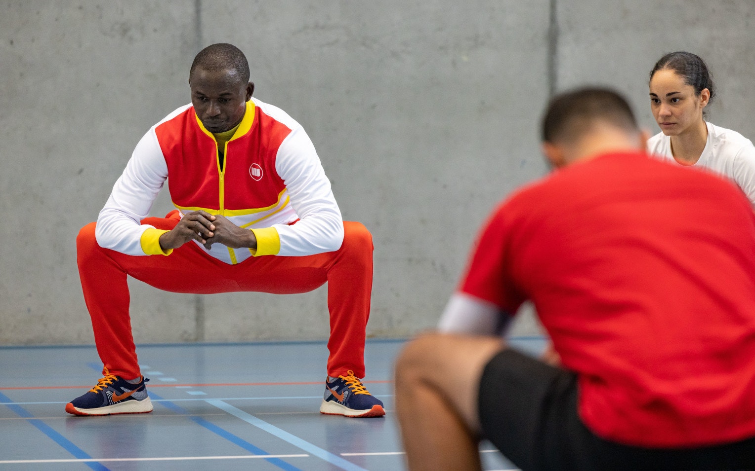 Im Rahmen eines Ausbildungsprogramms für Trainer/innen aus Afrika und der Karibik besuchen sechs Trainer/innen die EHSM. Die Trainerbildung Schweiz unterrichtet sie unter anderem im Bereich Kraft. Ziel von Michaël Duc, Athletiktrainer an der Clinique romande de réadaptation (CCR) und Charles Pralong der Trainerbildung Schweiz, ist es, zu zeigen, wie sie auch mit einfachen Mitteln viele Aspekte des Krafttrainings umsetzen können. 
Foto: BASPO / Ueli Känzig