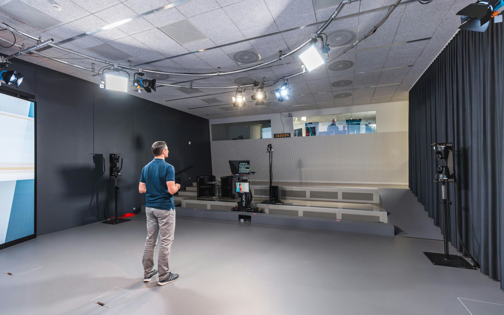 Beispiel für die Einrichtung mit einem Referenten im studio21.
Mit Mark Wolf.
Foto: BASPO / Charlène Mamie