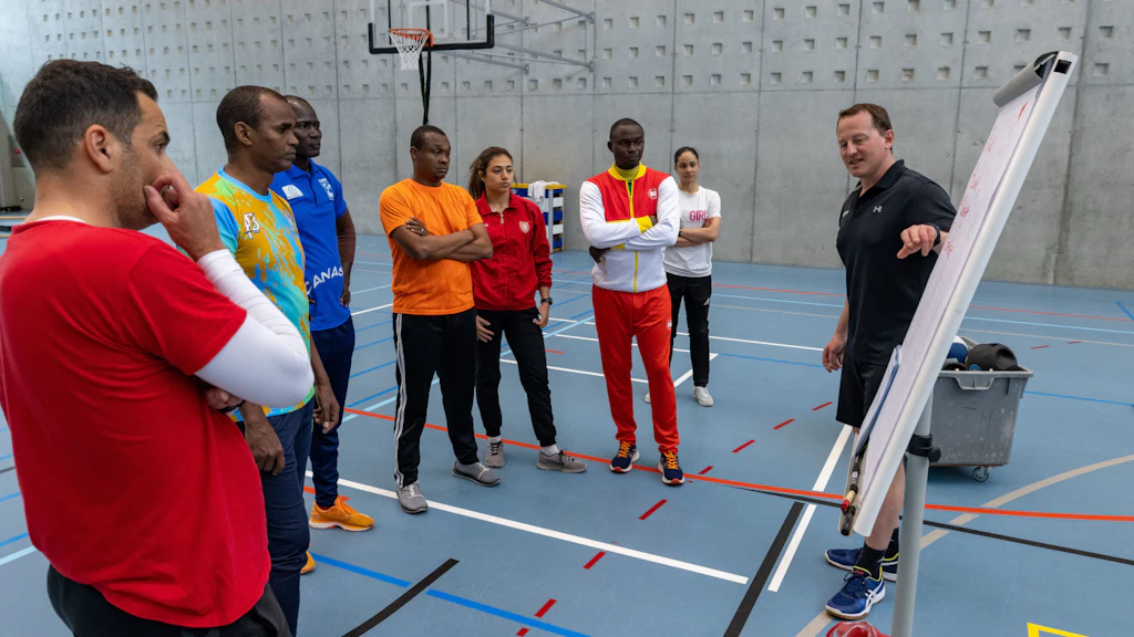 Im Rahmen eines Ausbildungsprogramms für Trainer/innen aus Afrika und der Karibik besuchen sechs Trainer/innen die EHSM. Die Trainerbildung Schweiz unterrichtet sie unter anderem im Bereich Kraft. Ziel von Michaël Duc, Athletiktrainer an der Clinique romande de réadaptation (CCR) und Charles Pralong der Trainerbildung Schweiz, ist es, zu zeigen, wie sie auch mit einfachen Mitteln viele Aspekte des Krafttrainings umsetzen können. Foto: BASPO / Ueli Känzig