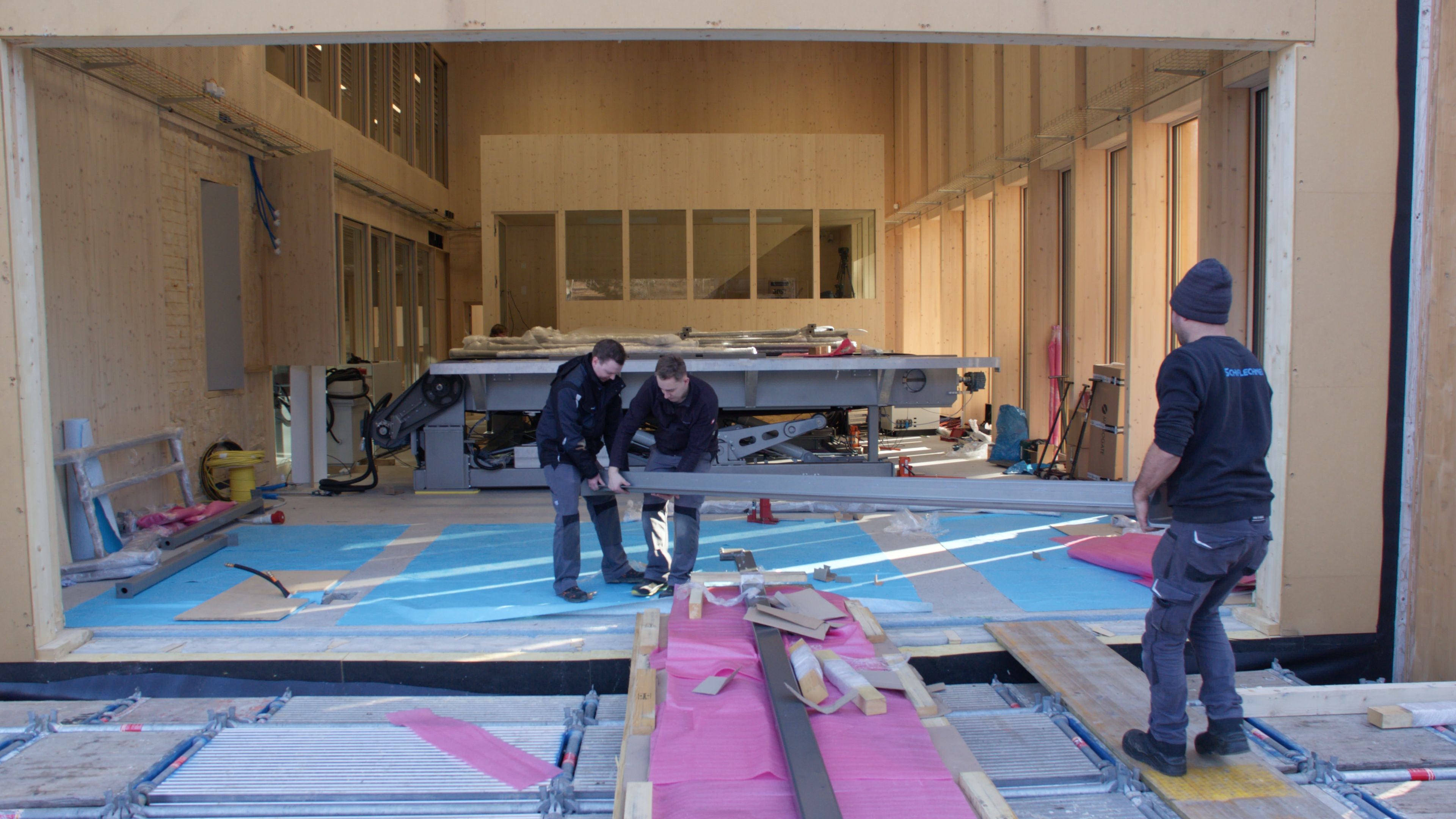 Lärchenplatz Magglingen, Lieferung und Einbau Laufband in der EHSM. Die Lieferung des Laufbands für die Ausdauertests des EHSM-Bereichs "Leistungssport" benötigte schwere Maschinen. Das eingebaute Laufband im Messlabor der EHSM füllt beinahe den gesamten Raum aus.