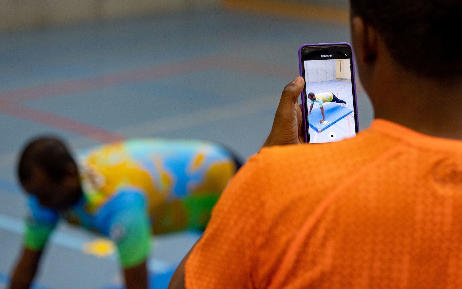 Im Rahmen eines Ausbildungsprogramms für Trainer/innen aus Afrika und der Karibik besuchen sechs Trainer/innen die EHSM. Die Trainerbildung Schweiz unterrichtet sie unter anderem im Bereich Kraft. Ziel von Michaël Duc, Athletiktrainer an der Clinique romande de réadaptation (CCR) und Charles Pralong der Trainerbildung Schweiz, ist es, zu zeigen, wie sie auch mit einfachen Mitteln viele Aspekte des Krafttrainings umsetzen können. 
Foto: BASPO / Ueli Känzig