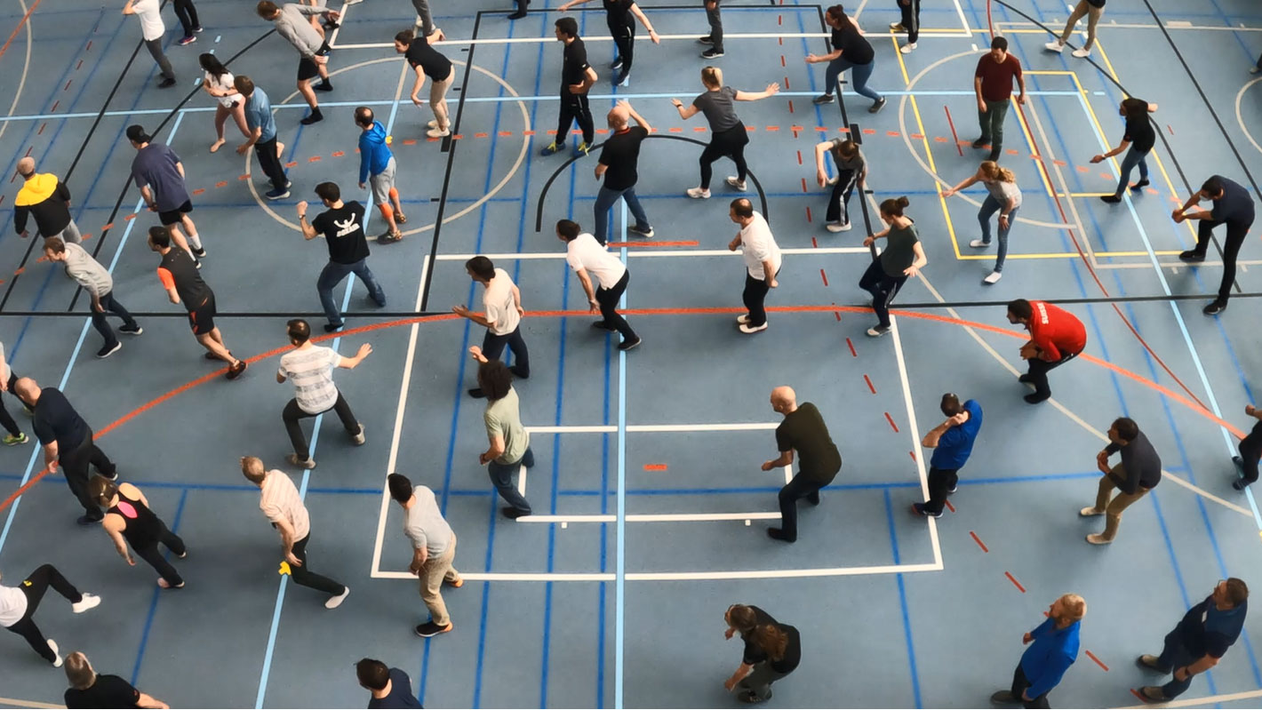 Die Konferenzteilnehmenden tanzen den Jubiläumstanz