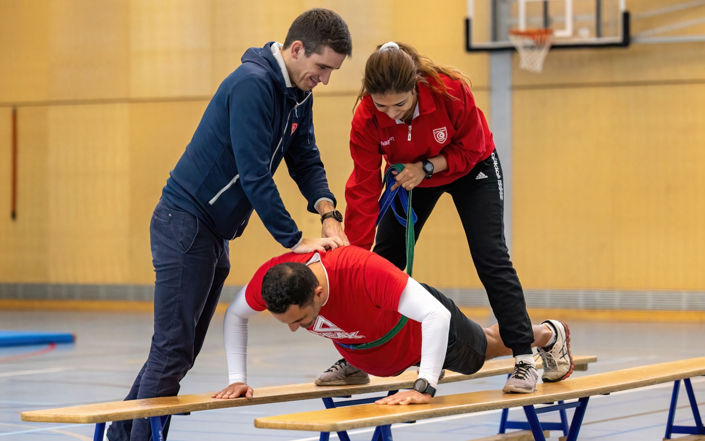 Im Rahmen eines Ausbildungsprogramms fÃ¼r Trainer/innen aus Afrika und der Karibik besuchen sechs Trainer/innen die EHSM. Die Trainerbildung Schweiz unterrichtet sie unter anderem im Bereich Kraft. Ziel von MichaÃ«l Duc, Athletiktrainer an der Clinique romande de rÃ©adaptation (CCR) und Charles Pralong der Trainerbildung Schweiz, ist es, zu zeigen, wie sie auch mit einfachen Mitteln viele Aspekte des Krafttrainings umsetzen kÃ¶nnen. Foto: BASPO / Ueli KÃ¤nzig