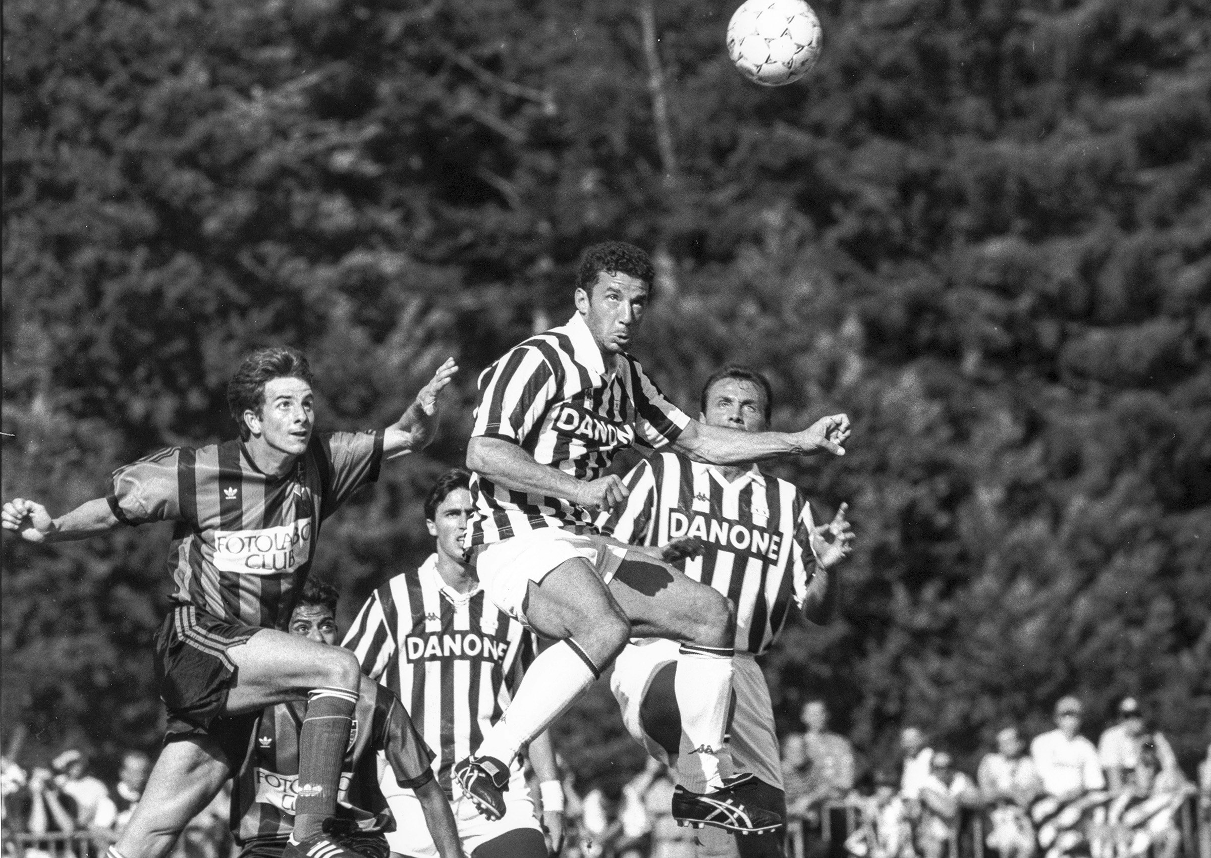 Juventus Turins Gianluca Vialli spielt beim Trainingsspiel gegen Neuchatel Xamax im Jahr 1992 einen Kopfball.
Foto: BASPO / Daniel Käsermann