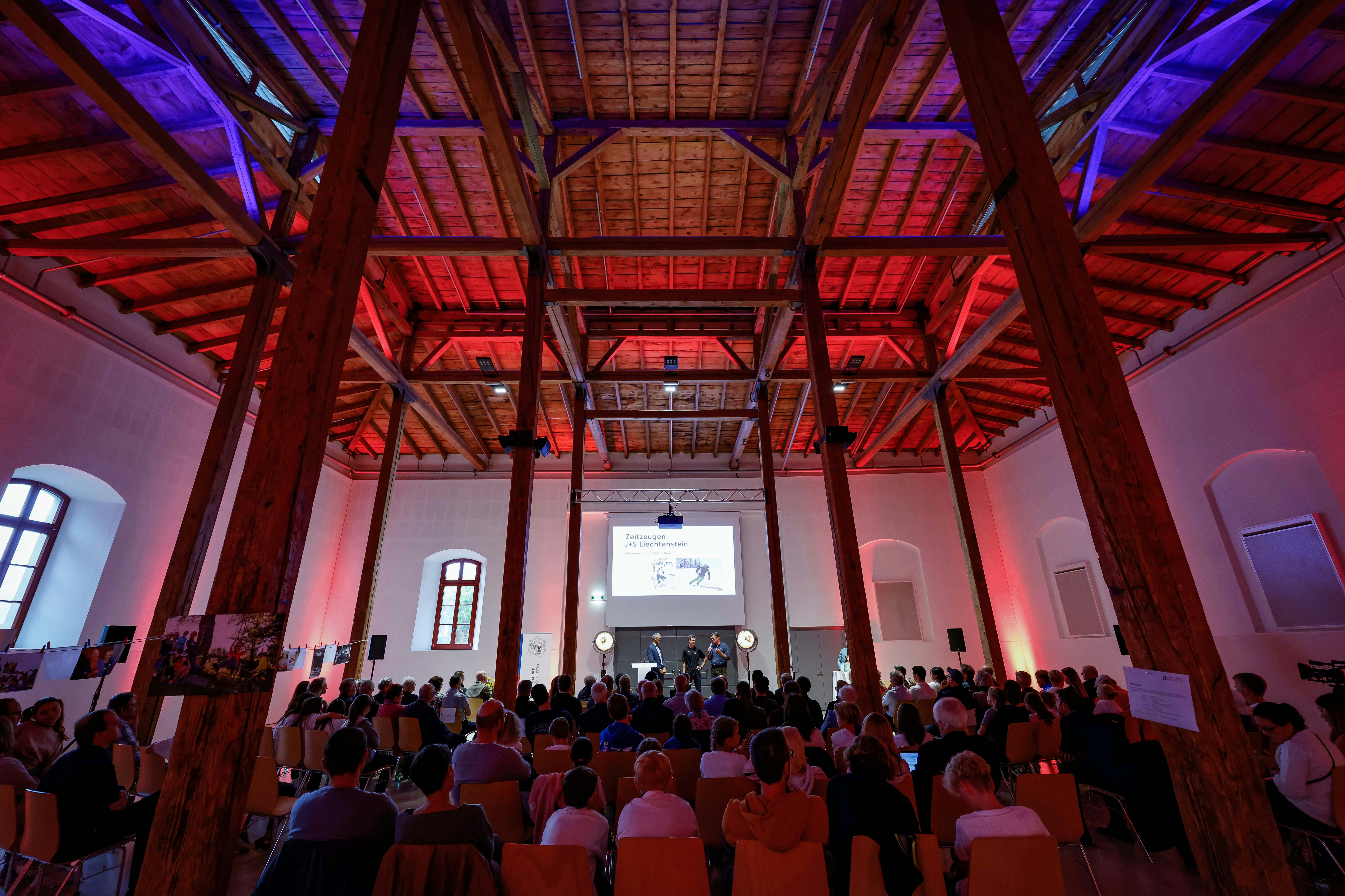 Schne Stimmung im Ballenlager bei der Feier, aufgenommen am Samstag, 17. September 2022, bei der Feier zum 50. Jahr Jubilaeum der Organsisation Jugend + Sport. Die Feier fand im Ballenlager in Vaduz statt. Foto & Copyright: Eddy Risch.