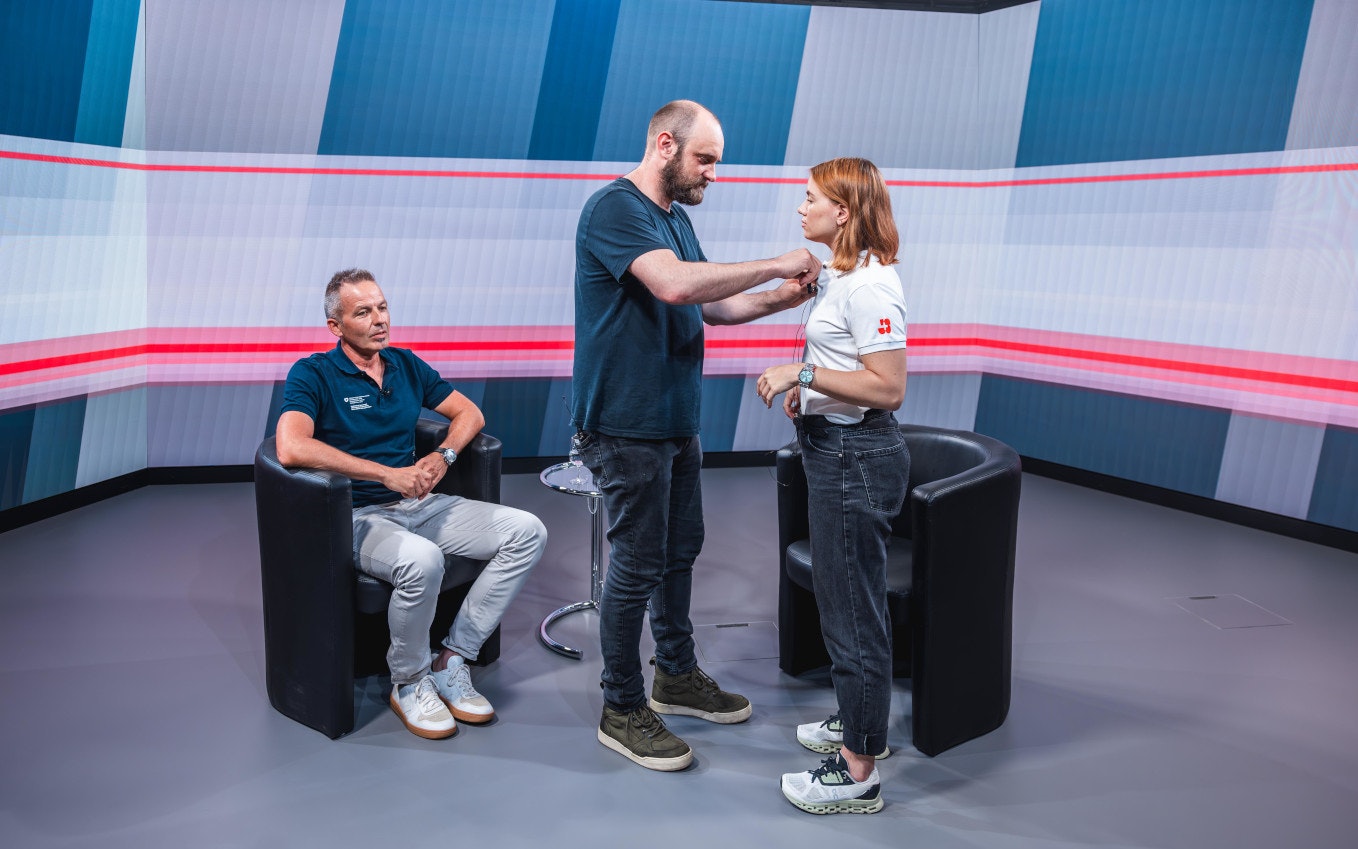 Beispiel für eine Einrichtung mit zwei Sprechern im studio21. Interview situation.
Mit Iwan Schuwey, Kaspar Zwirner und Florence Pillet.
Foto: BASPO / Charlène Mamie