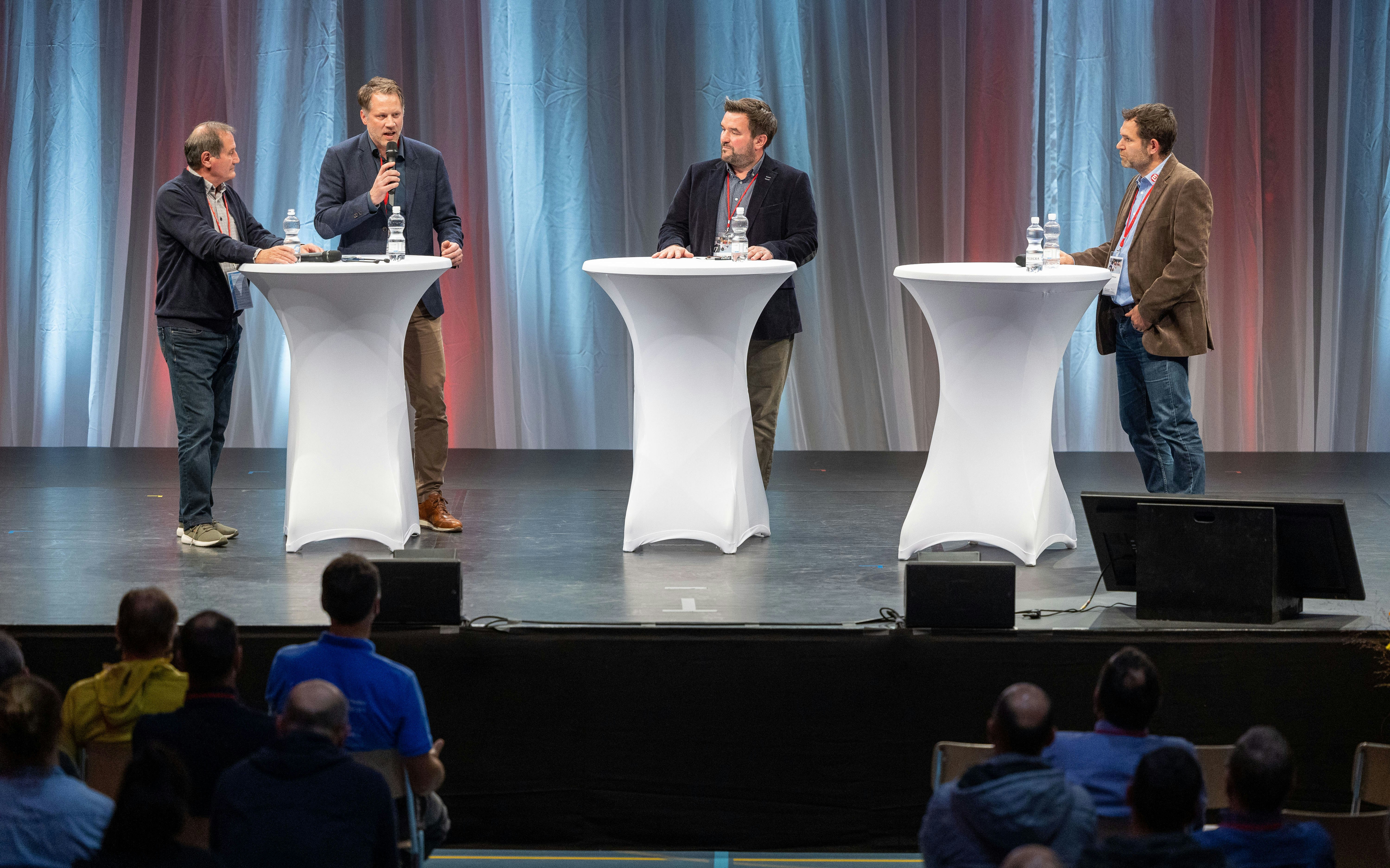 Podiumsdiskussion mit (von links) Lehrperson Roland Müller, stv. Rektor der Berufsschule Aarau Patrick Bläuenstein, Moderator Christoph Conz und Ueli Niederberger, Leiter Ausbildung bei der Marti AG Zürich.Foto: BASPO / Ueli Känzig