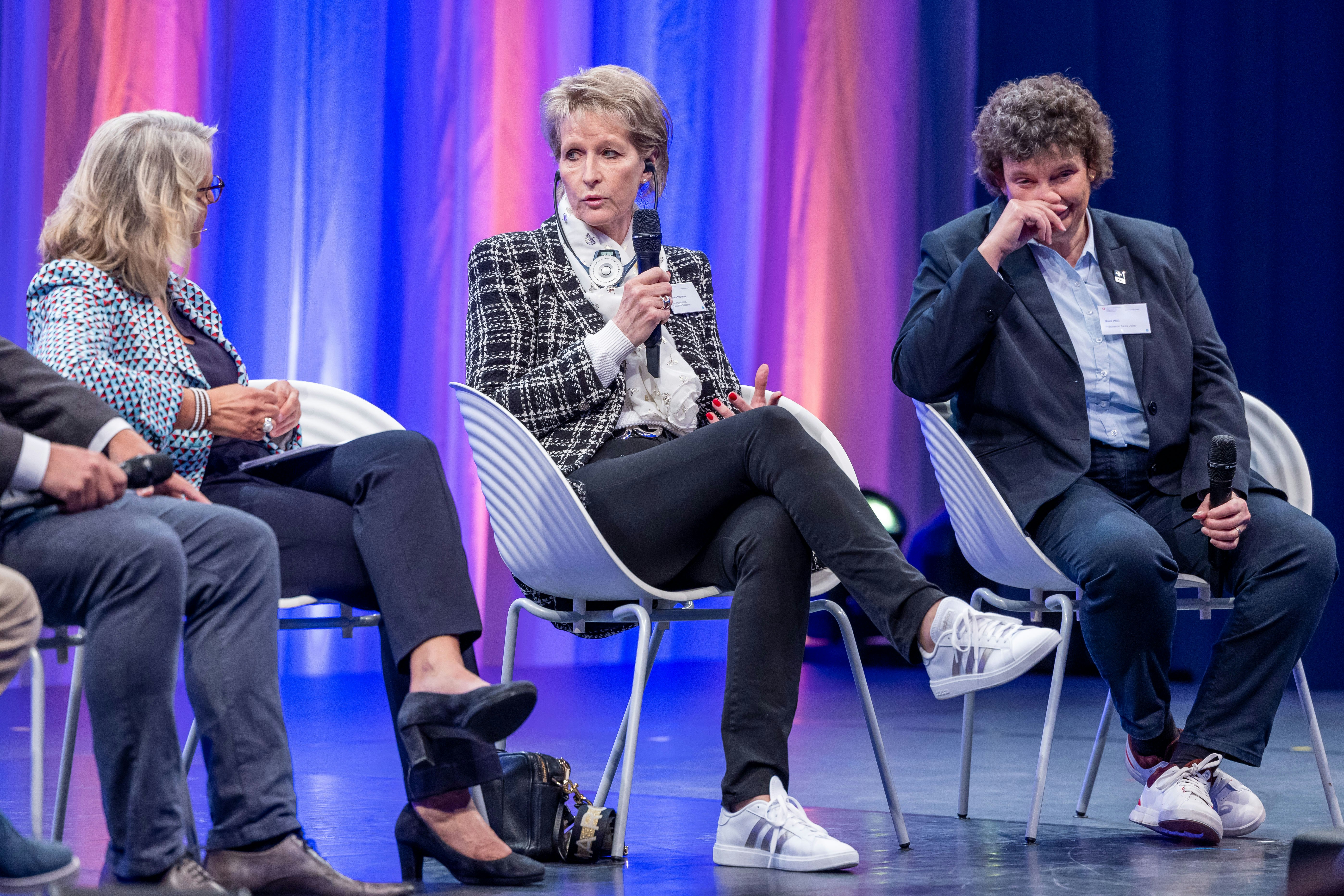 Podiumsdiskussion zu den Lehren aus der Coronazeit für den Schweizer Sport (von links: Sonja Hasler, Josette Bruchez, Co-organisatrice Lausanne-Marathon, Nora Willi, Präsidentin Swiss Volley.
Foto: BASPO / Ueli Känzig