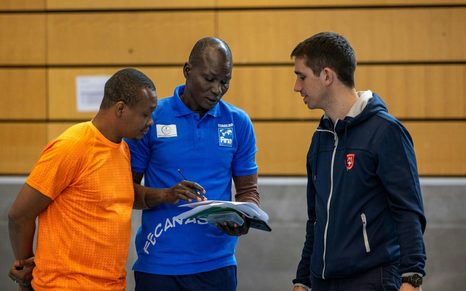 Im Rahmen eines Ausbildungsprogramms für Trainer/innen aus Afrika und der Karibik besuchen sechs Trainer/innen die EHSM. Die Trainerbildung Schweiz unterrichtet sie unter anderem im Bereich Kraft. Ziel von Michaël Duc, Athletiktrainer an der Clinique romande de réadaptation (CCR) und Charles Pralong der Trainerbildung Schweiz, ist es, zu zeigen, wie sie auch mit einfachen Mitteln viele Aspekte des Krafttrainings umsetzen können. Foto: BASPO / Ueli Känzig