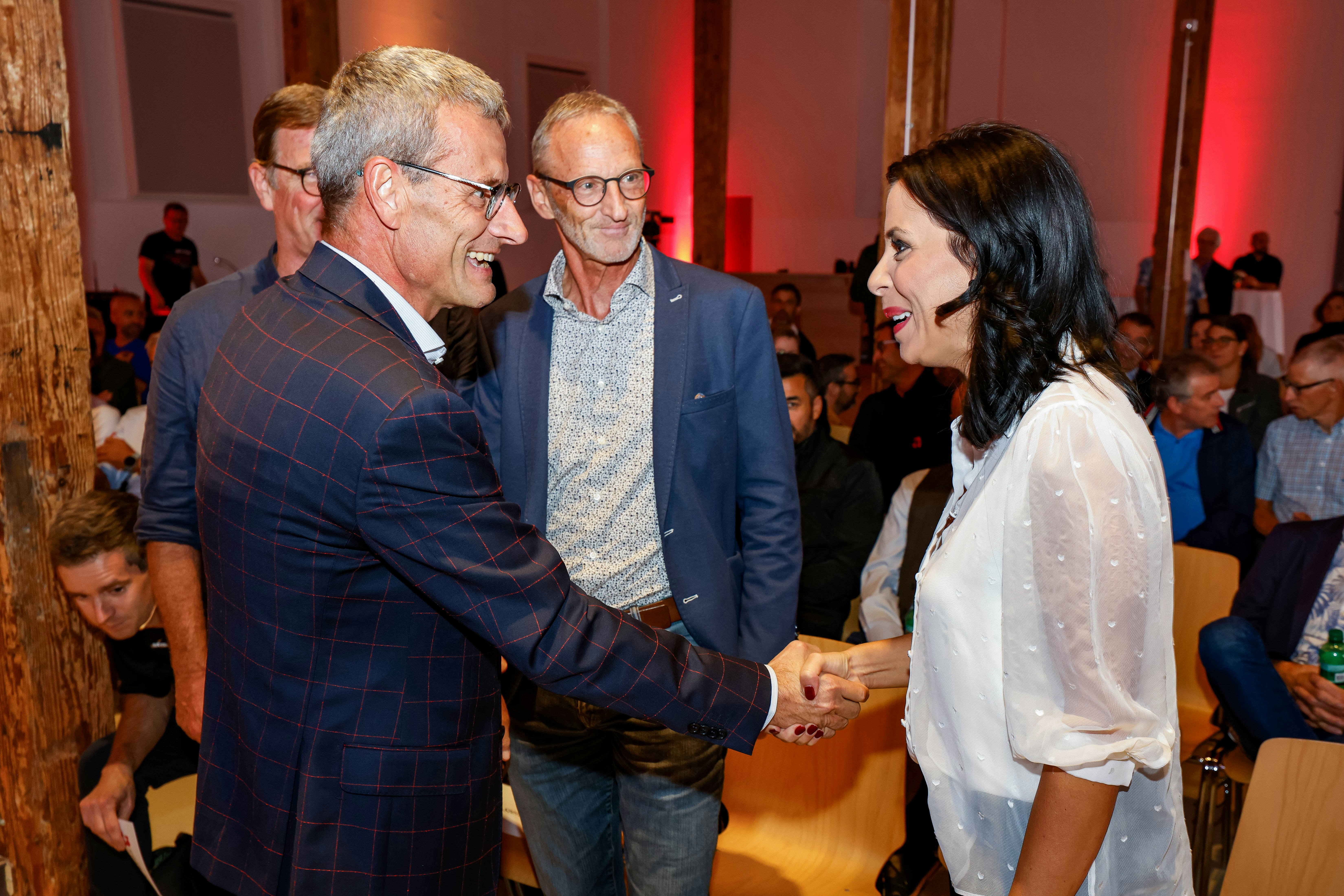 Regierungsraetin und Sportministerin Dominique Hasler, rechts, begruesst hier Mathias Remund, links, vom Bundesamt fuer Sport, und Alex Hermann, Mitte, den ehemaligen Sportfunktionaer, aufgenommen am Samstag, 17. September 2022, bei der Feier zum 50. Jahr Jubilaeum der Organsisation Jugend + Sport. Die Feier fand im Ballenlager in Vaduz statt. Foto & Copyright: Eddy Risch.