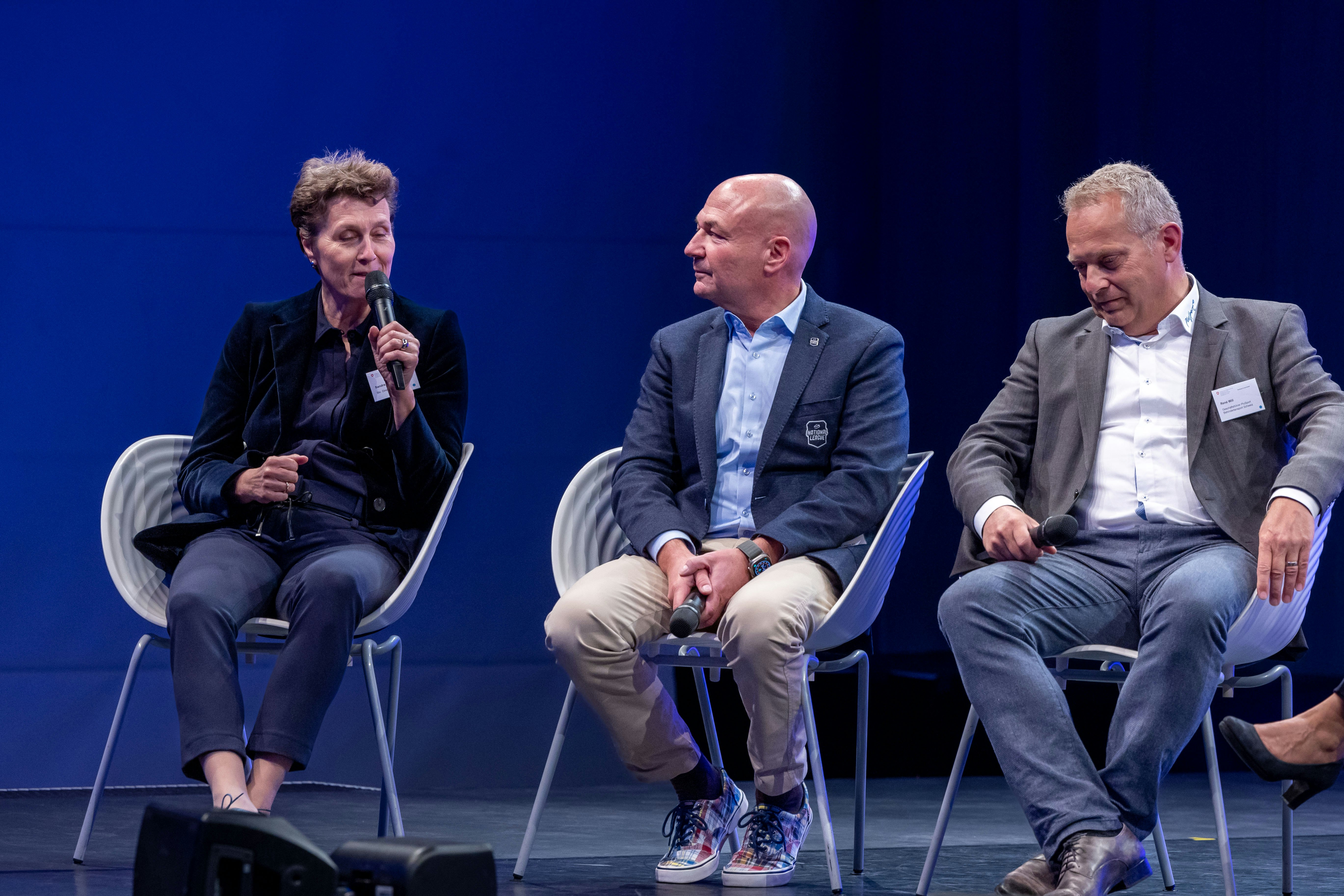 Podiumsdiskussion zu den Lehren aus der Coronazeit für den Schweizer Sport (von links: Sandra Felix, Stv. Direktorin BASPO; Denis Vaucher CEO National LEague AG; René Will, Geschäftsführer PluSport Schweiz.
Foto: BASPO / Ueli Känzig