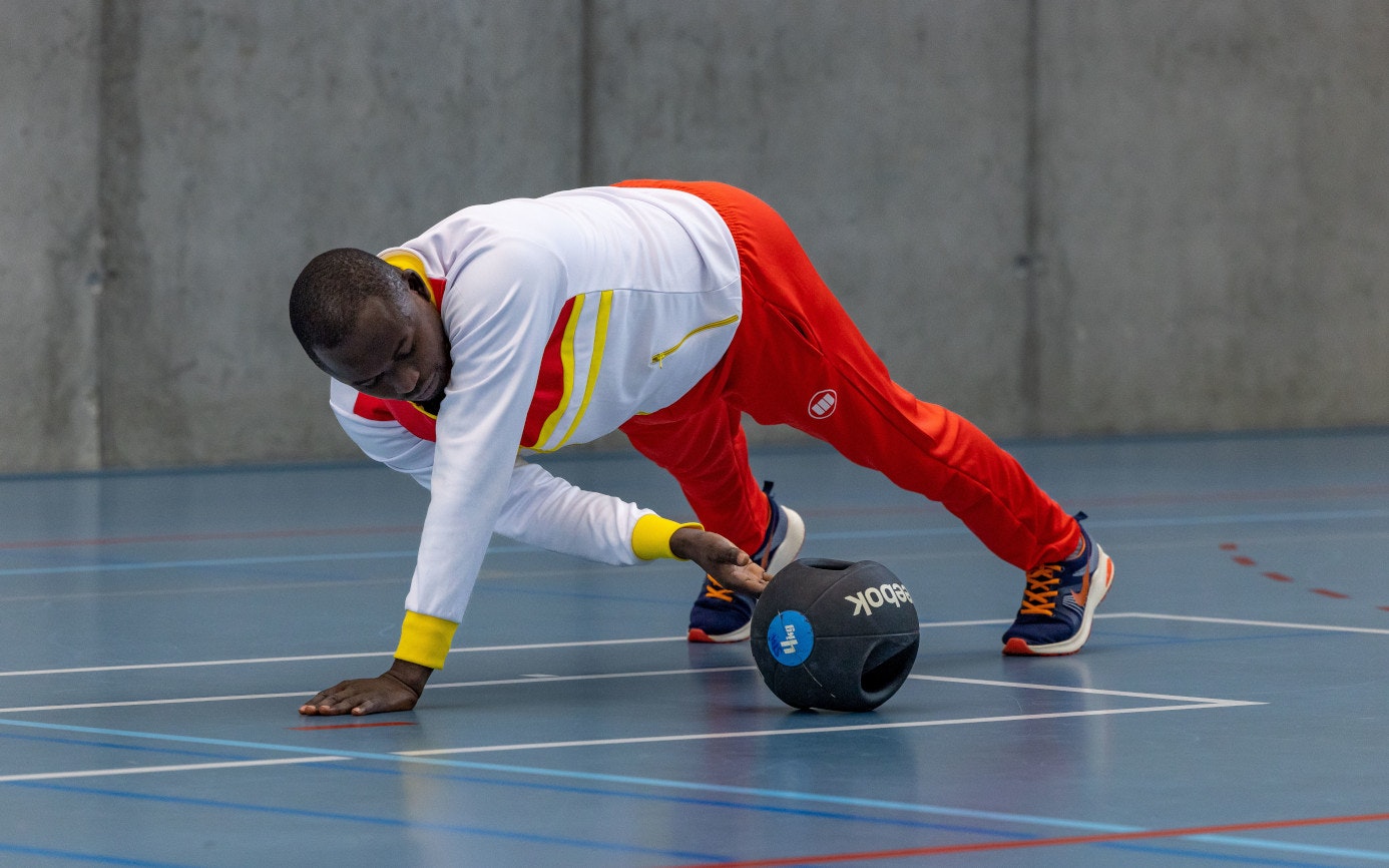Im Rahmen eines Ausbildungsprogramms für Trainer/innen aus Afrika und der Karibik besuchen sechs Trainer/innen die EHSM. Die Trainerbildung Schweiz unterrichtet sie unter anderem im Bereich Kraft. Ziel von Michaël Duc, Athletiktrainer an der Clinique romande de réadaptation (CCR) und Charles Pralong der Trainerbildung Schweiz, ist es, zu zeigen, wie sie auch mit einfachen Mitteln viele Aspekte des Krafttrainings umsetzen können. Foto: BASPO / Ueli Känzig