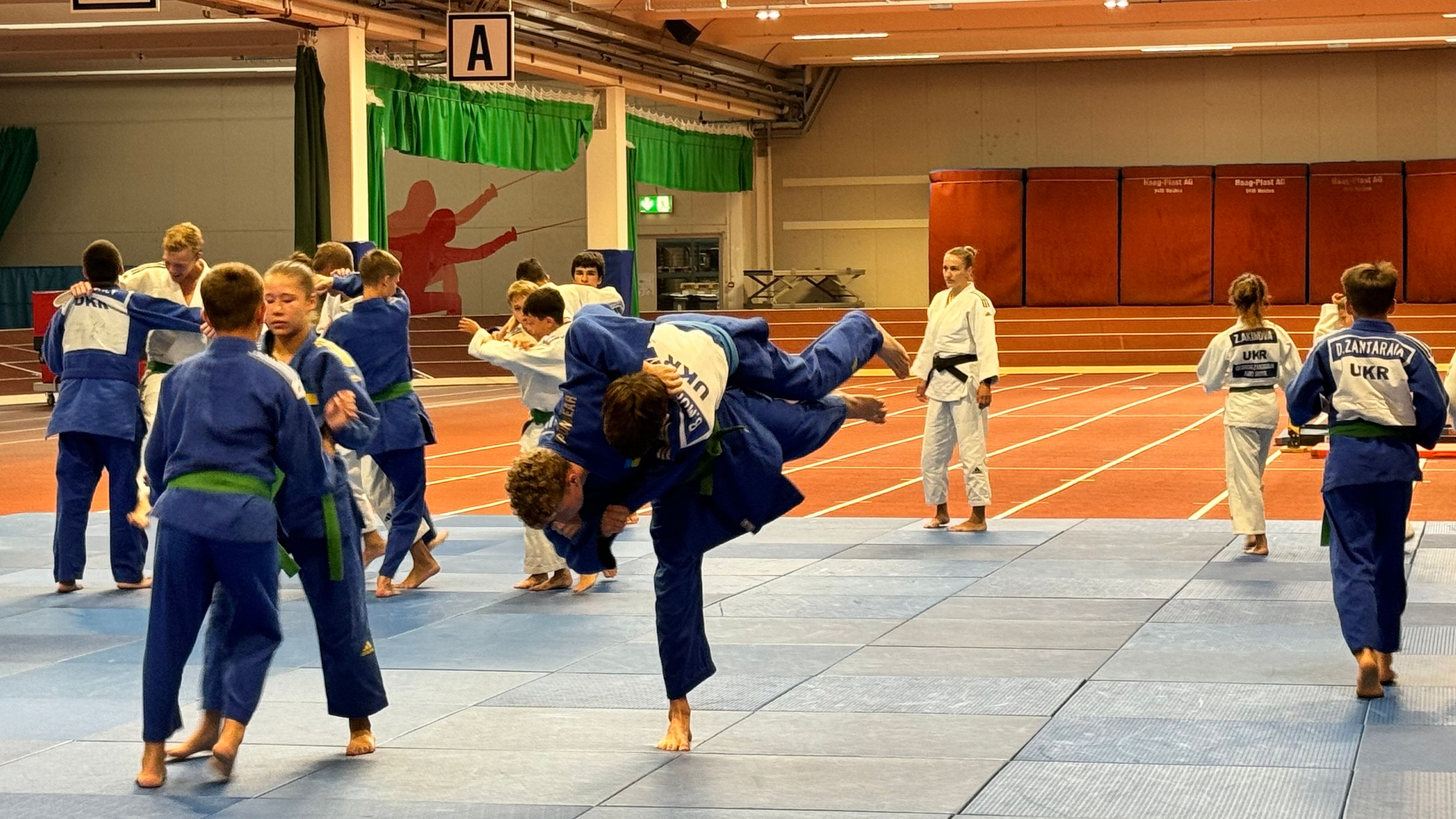 Vom 13. bis 20. Juli 2024 verbringen 22 Kinder und Jugendliche sowie Betreuungspersonen eines ukrainischen Judoclubs ein Trainingslager im Nationalen Jugendsportzentrum Tenero CST. Möglich macht dies das Bundesamt für Sport BASPO mit Unterstützung des Eidgenössischen Departements für auswärtige Angelegenheiten EDA sowie der Botschaft der Ukraine in der Schweiz.