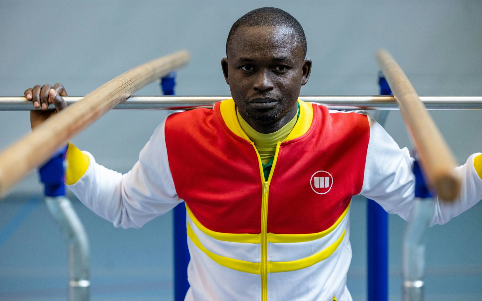 Im Rahmen eines Ausbildungsprogramms für Trainer/innen aus Afrika und der Karibik besuchen sechs Trainer/innen die EHSM. Die Trainerbildung Schweiz unterrichtet sie unter anderem im Bereich Kraft. Ziel von Michaël Duc, Athletiktrainer an der Clinique romande de réadaptation (CCR) und Charles Pralong der Trainerbildung Schweiz, ist es, zu zeigen, wie sie auch mit einfachen Mitteln viele Aspekte des Krafttrainings umsetzen können. 
Foto: BASPO / Ueli Känzig