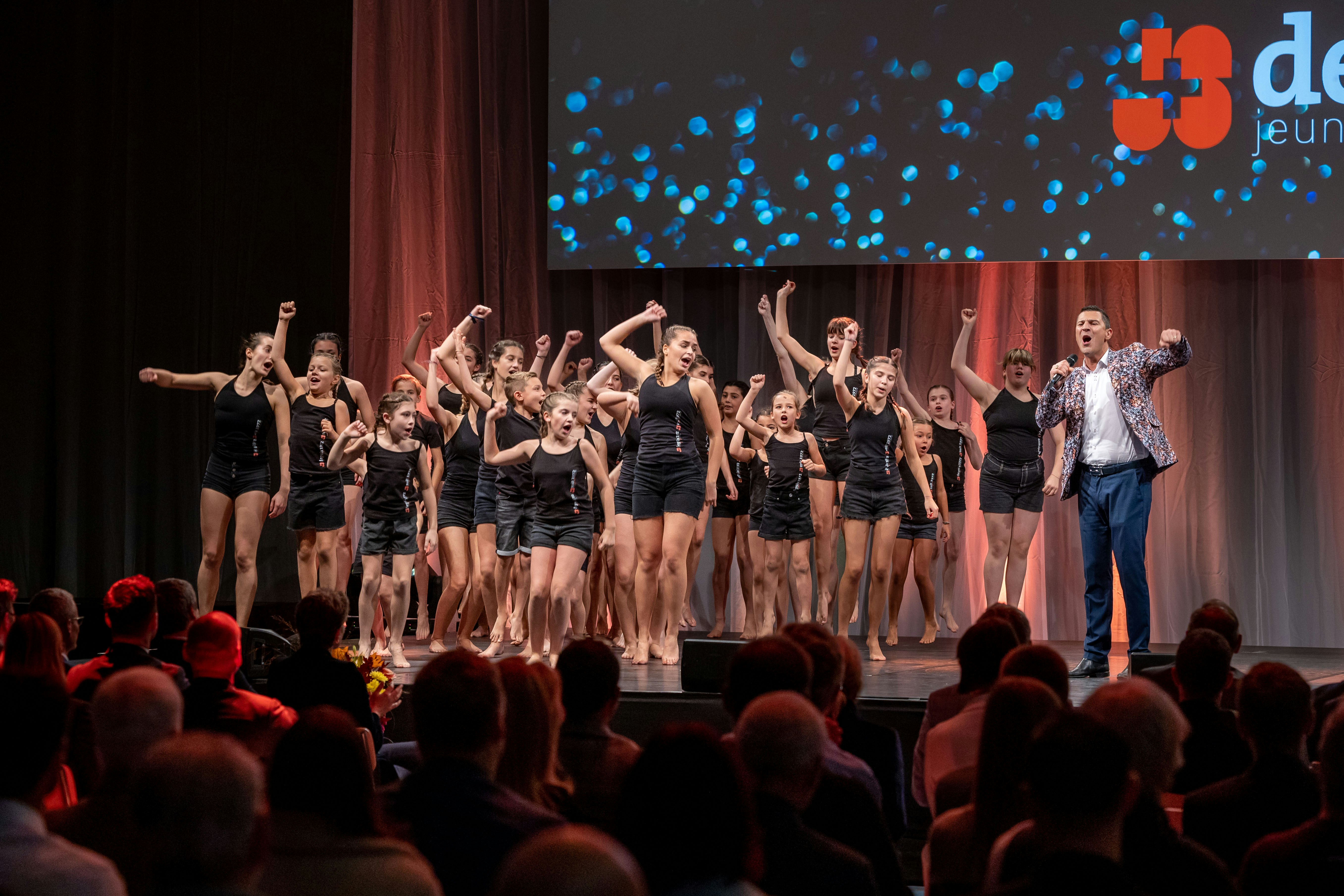 Alessandro Sabato, Komponist und Interpret des J+S-Jubiläumssongs "Go Go" präsentierte den Song mit jungen Tänzerinnen.
Foto: BASPO / Ueli Känzig