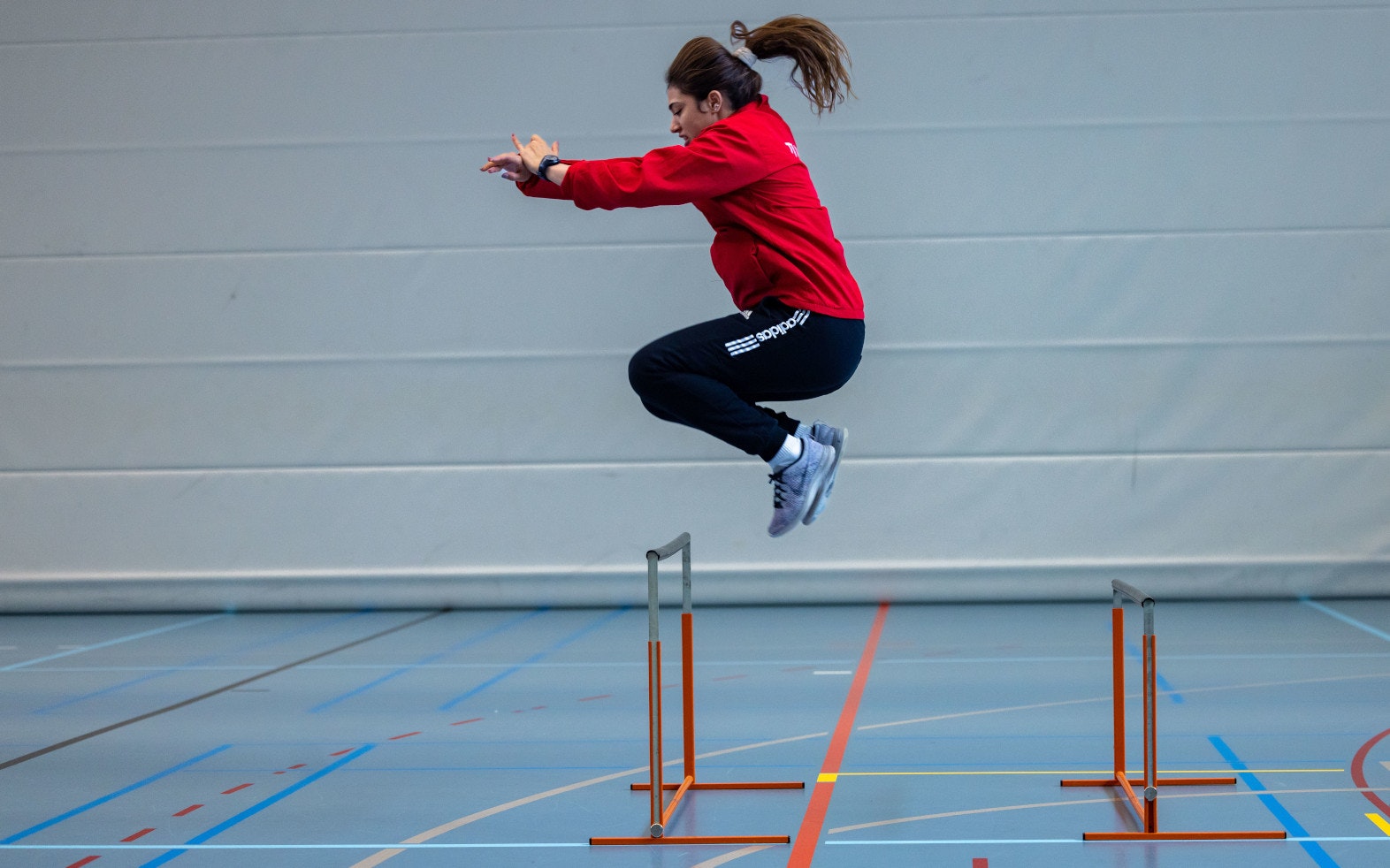 Im Rahmen eines Ausbildungsprogramms für Trainer/innen aus Afrika und der Karibik besuchen sechs Trainer/innen die EHSM. Die Trainerbildung Schweiz unterrichtet sie unter anderem im Bereich Kraft. Ziel von Michaël Duc, Athletiktrainer an der Clinique romande de réadaptation (CCR) und Charles Pralong der Trainerbildung Schweiz, ist es, zu zeigen, wie sie auch mit einfachen Mitteln viele Aspekte des Krafttrainings umsetzen können. Foto: BASPO / Ueli Känzig