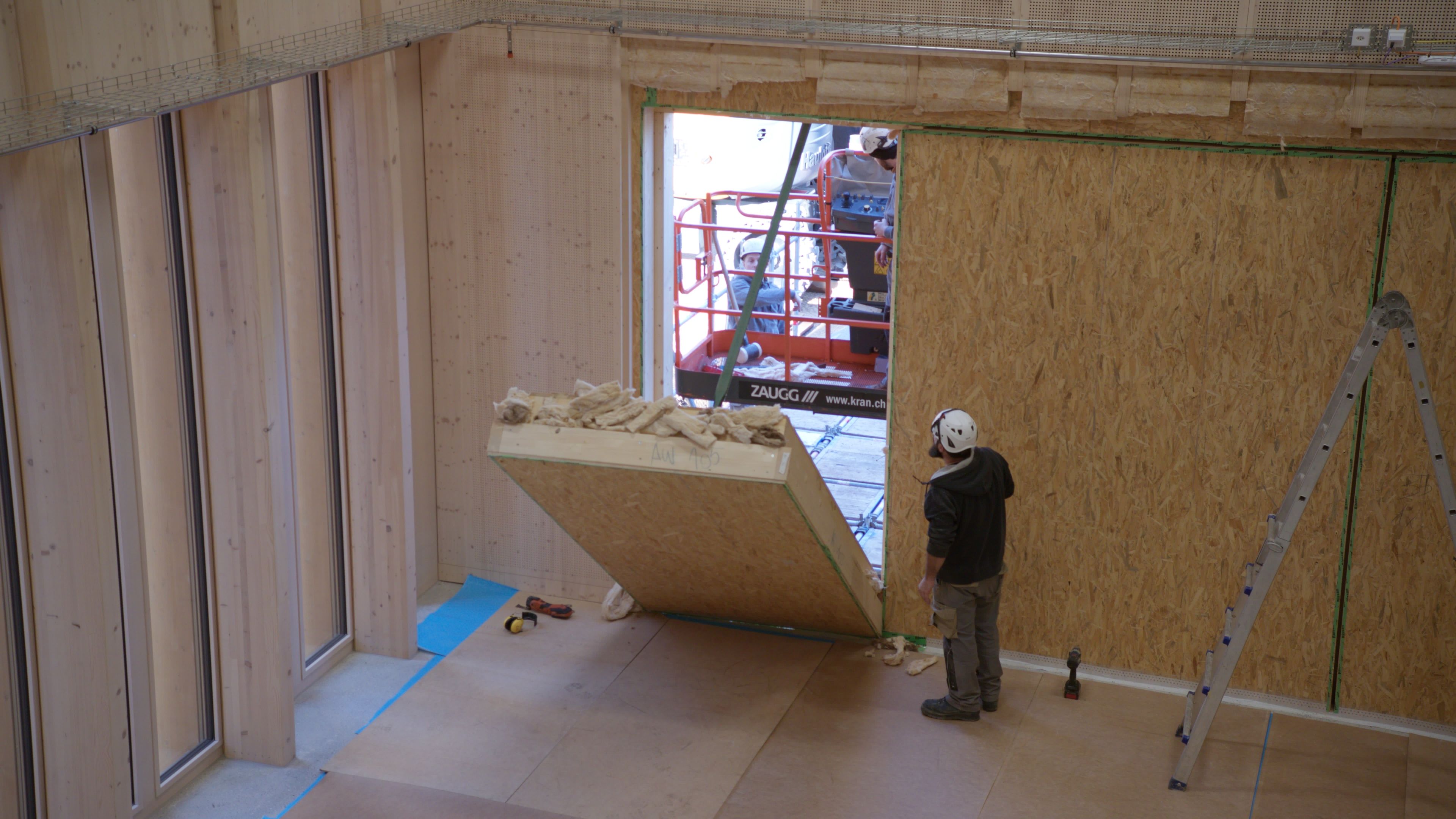 Lärchenplatz Magglingen, Lieferung und Einbau Laufband in der EHSM. Die Lieferung des Laufbands für die Ausdauertests des EHSM-Bereichs "Leistungssport" benötigte schwere Maschinen. Das eingebaute Laufband im Messlabor der EHSM füllt beinahe den gesamten Raum aus.
