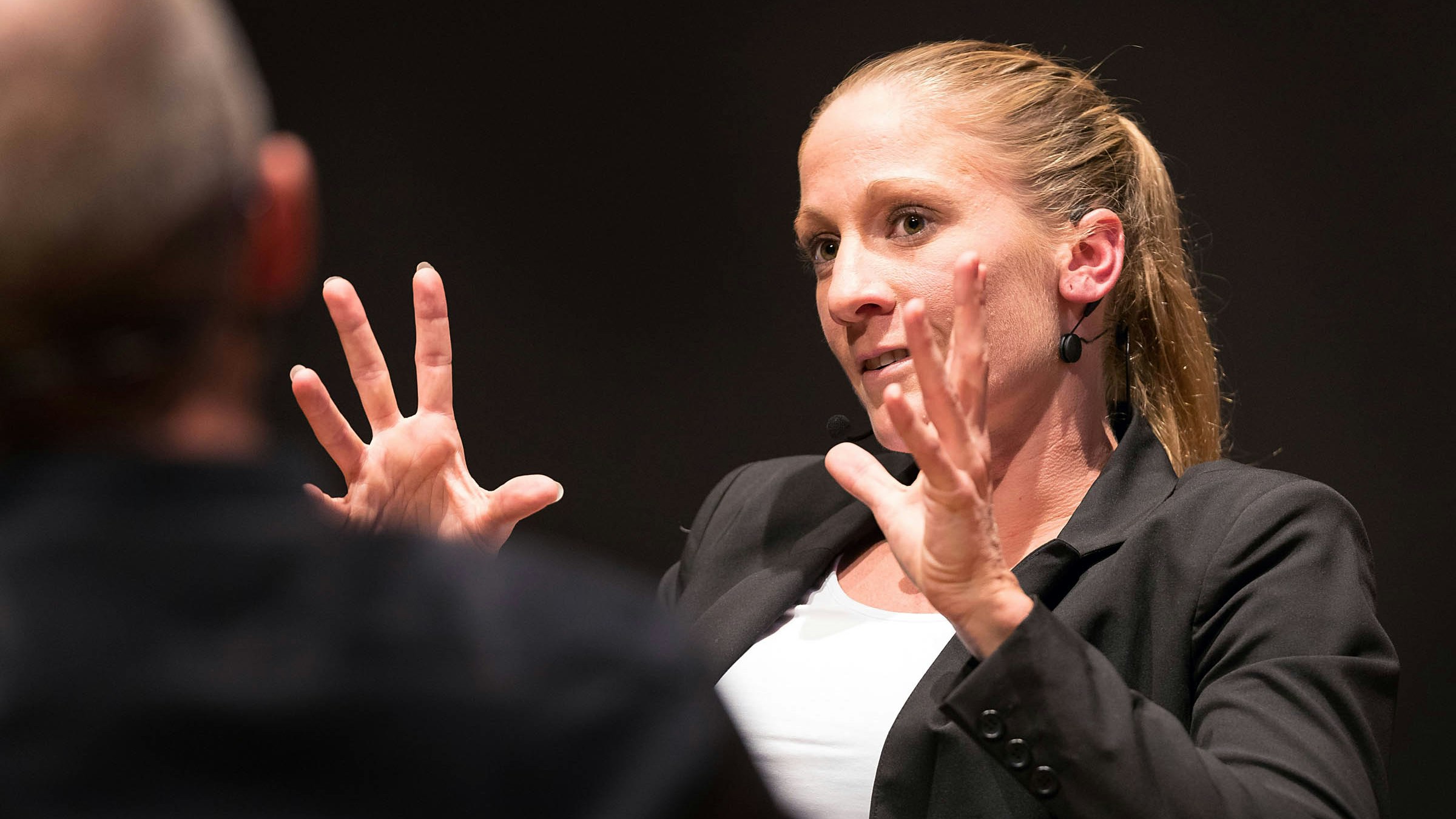 Trainerherbsttagung Magglingen 2017: Daniela Ryf Profi-Triathletin, Sportlerin des Jahres 2015, diskutiert nach ihrem dritten Sieg am Ironman auf Hawaii mit Iwan Schuwey über das Thema «Das knüppelharte Training ist der Schlüssel zu meinem Erfolg…» Doch wie regeneriert die weltbeste Langdistanz-Triathletin? Foto: BASPO / Ueli Känzig