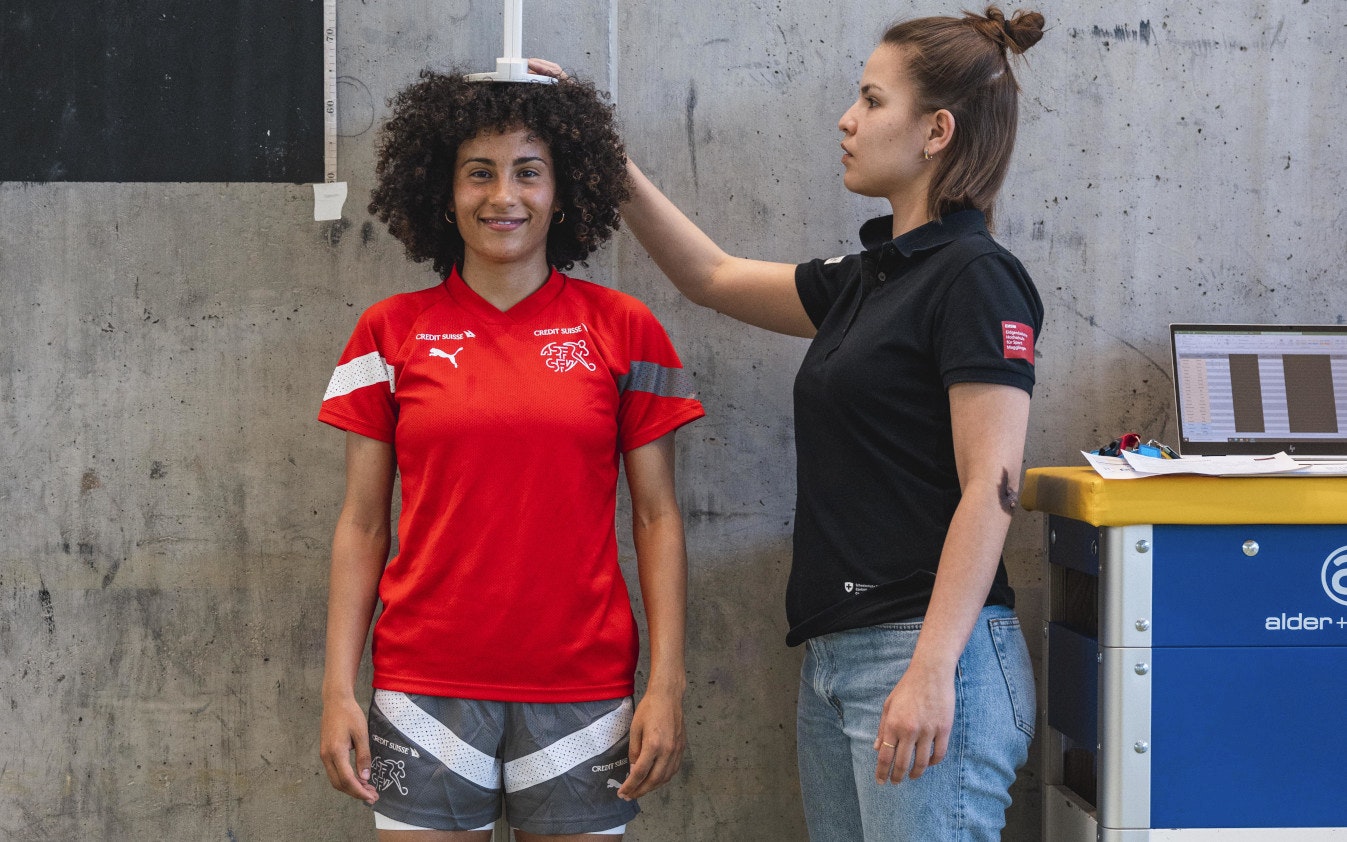 Schweizer Fussball-Nationalmannschaft der Frauen befindet sich in Magglingen im Trainingslager zur Vorbereitung auf die Weltmeisterschaft. Am Dienstagnachmittag, 13. Juni 2023, führt die EHSM ab 16 Uhr im End der Welt mit den Spielerinnen Leistungstests durch.
Foto: BASPO / Charlène Mamie