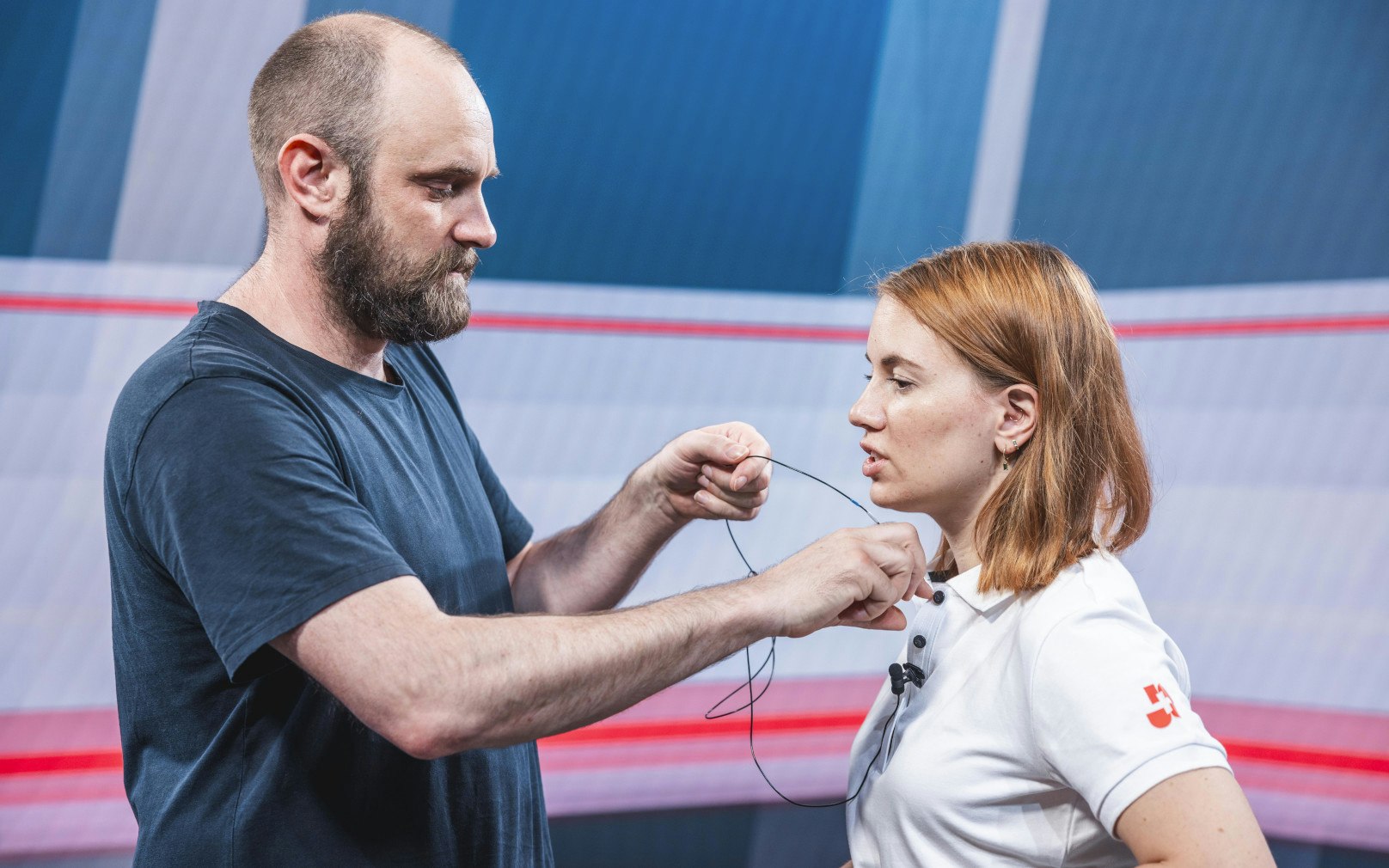 Beispiel für eine Einrichtung mit zwei Sprechern im studio21.
Mit Kaspar Zwirner und Florence Pillet.
Foto: BASPO / Charlène Mamie