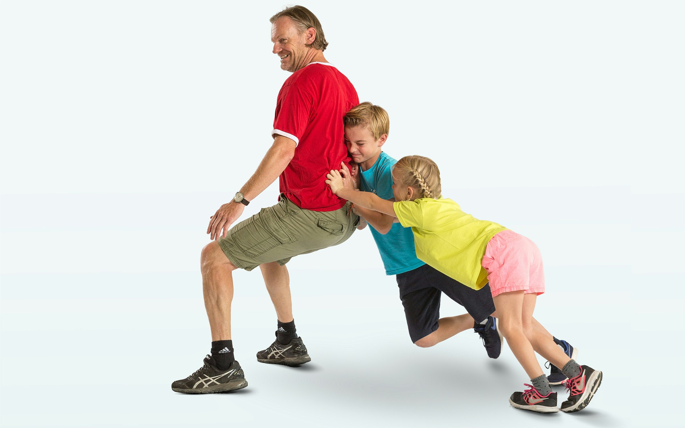 Familie Steinegger zeigt die Übungen des Magglinger Erlebnispfads vor. Die Fotos werden auf den Stehlen mit Beschreibungen aufgedruckt.
Foto: BASPO / Ueli Känzig